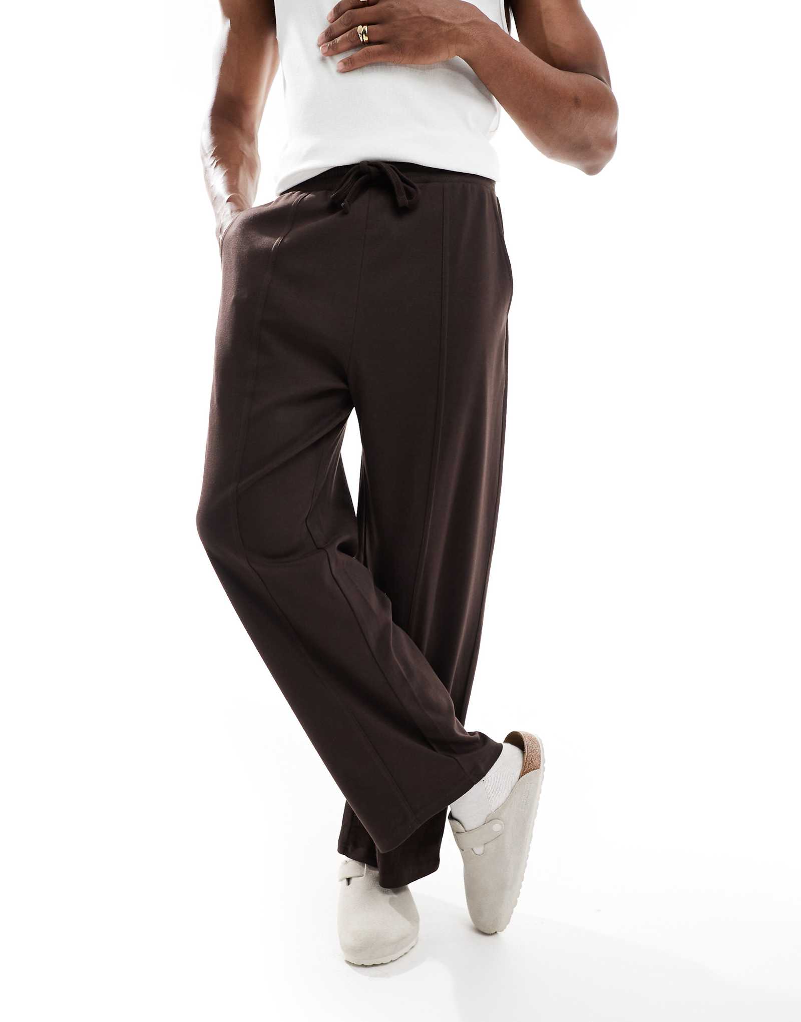 Широкие спортивные брюки Bershka шоколадного цвета 6790₽