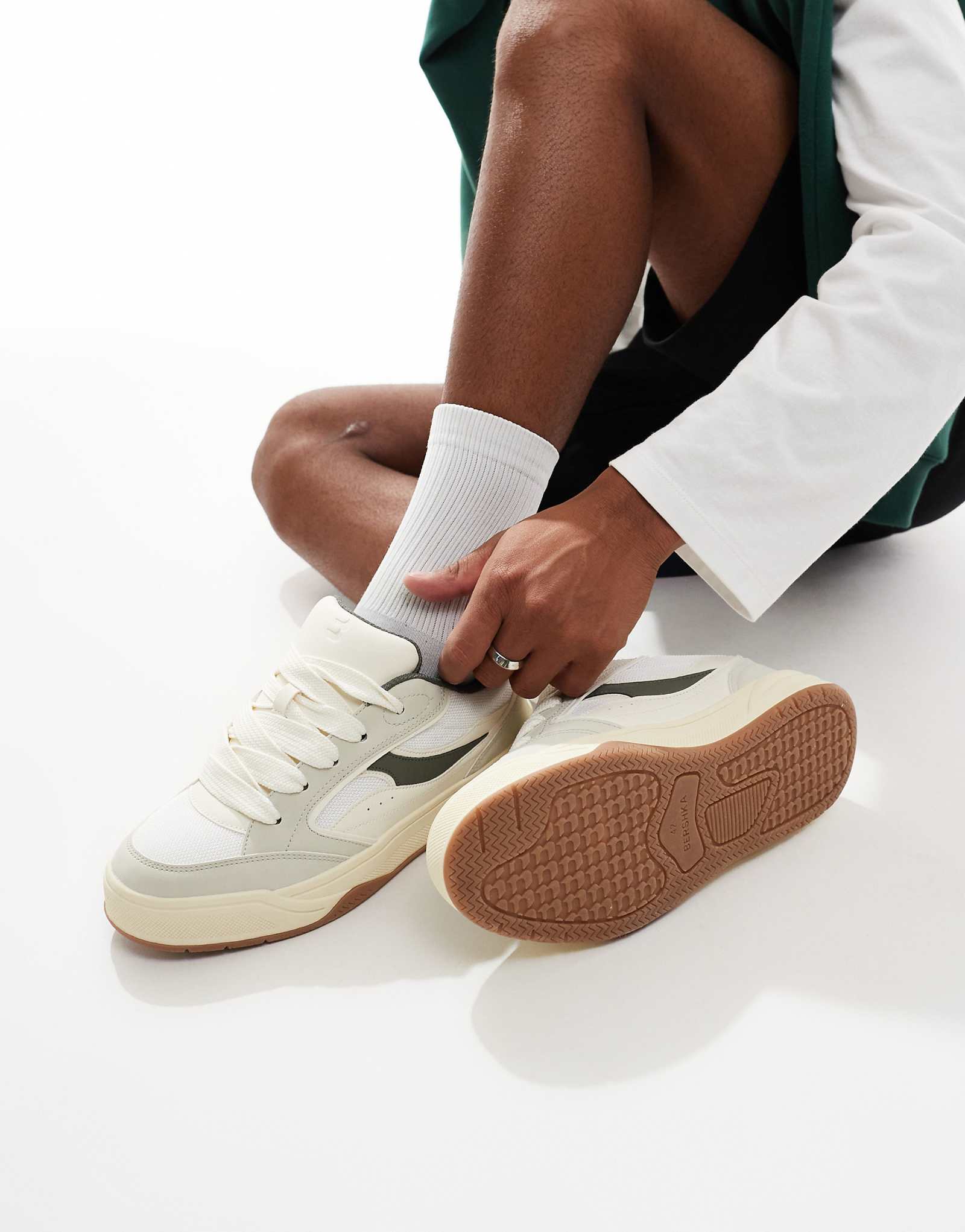 Кроссовки Bershka с блокировкой в стиле ретро на подошве белого цвета 9490₽