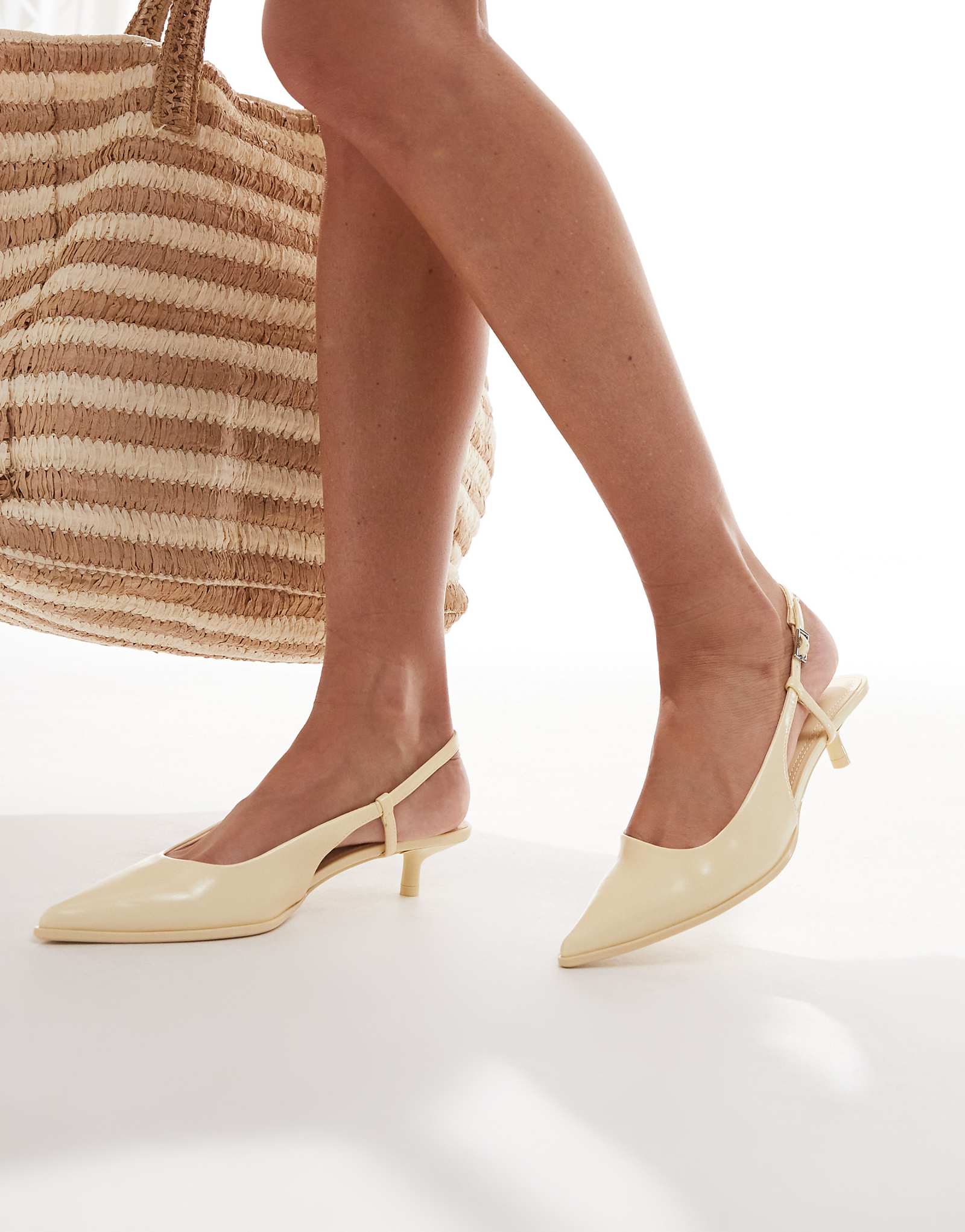 Босоножки Bershka на остроконечных каблуках в масле 8490₽