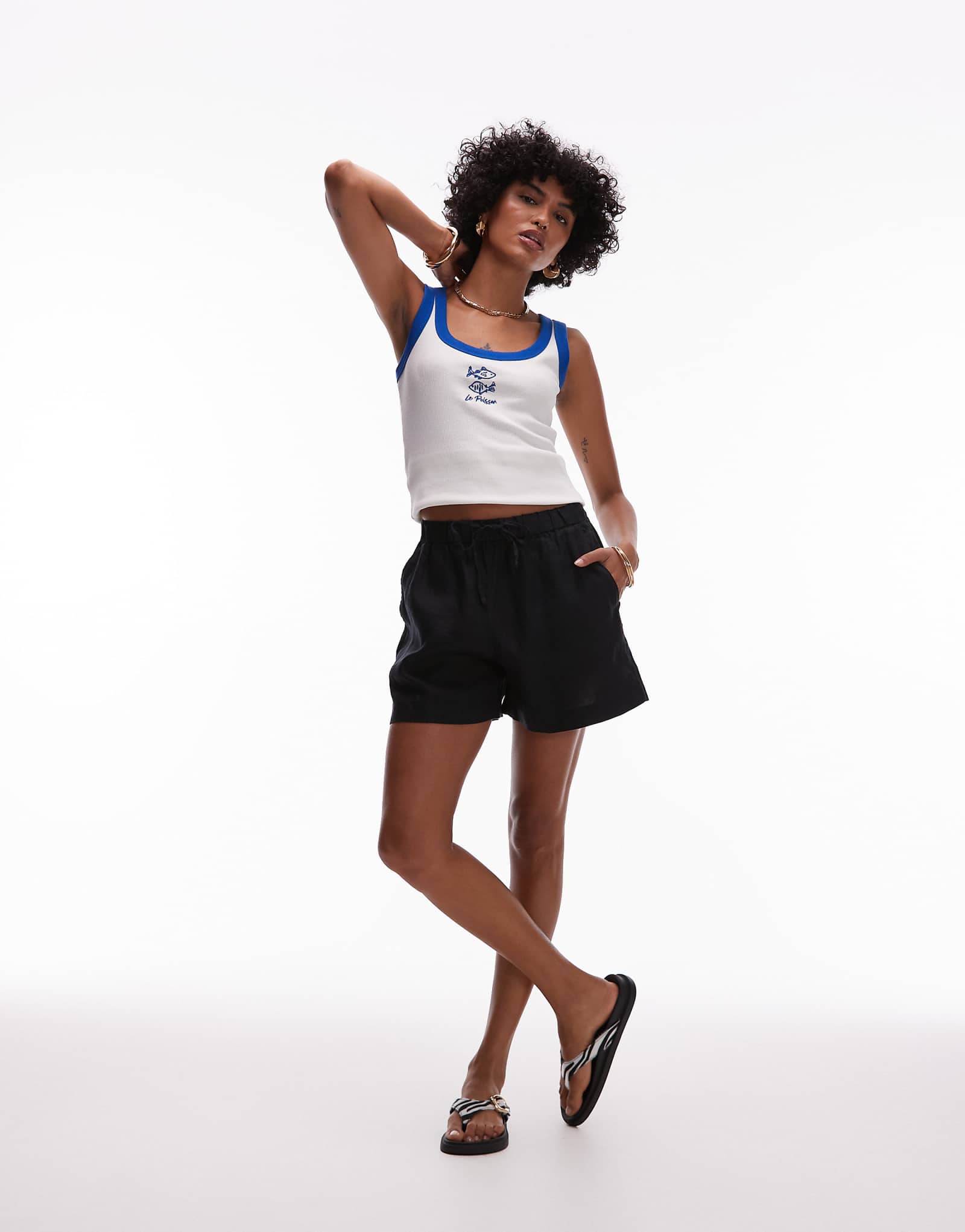 Льняные шорты ARKET pull on черного цвета 8790₽