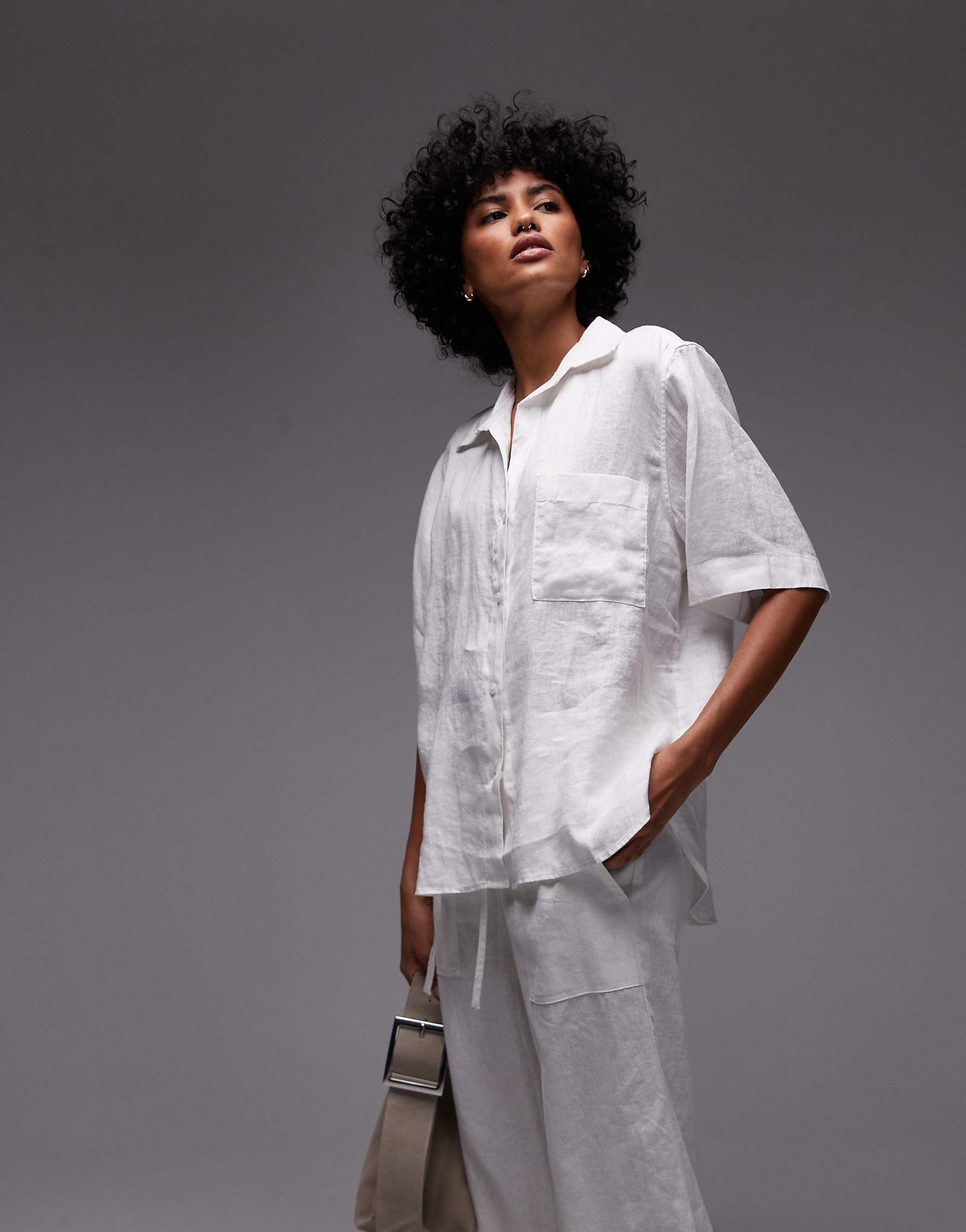 Льняная рубашка ARKET с коротким рукавом и отложным воротником 12090₽