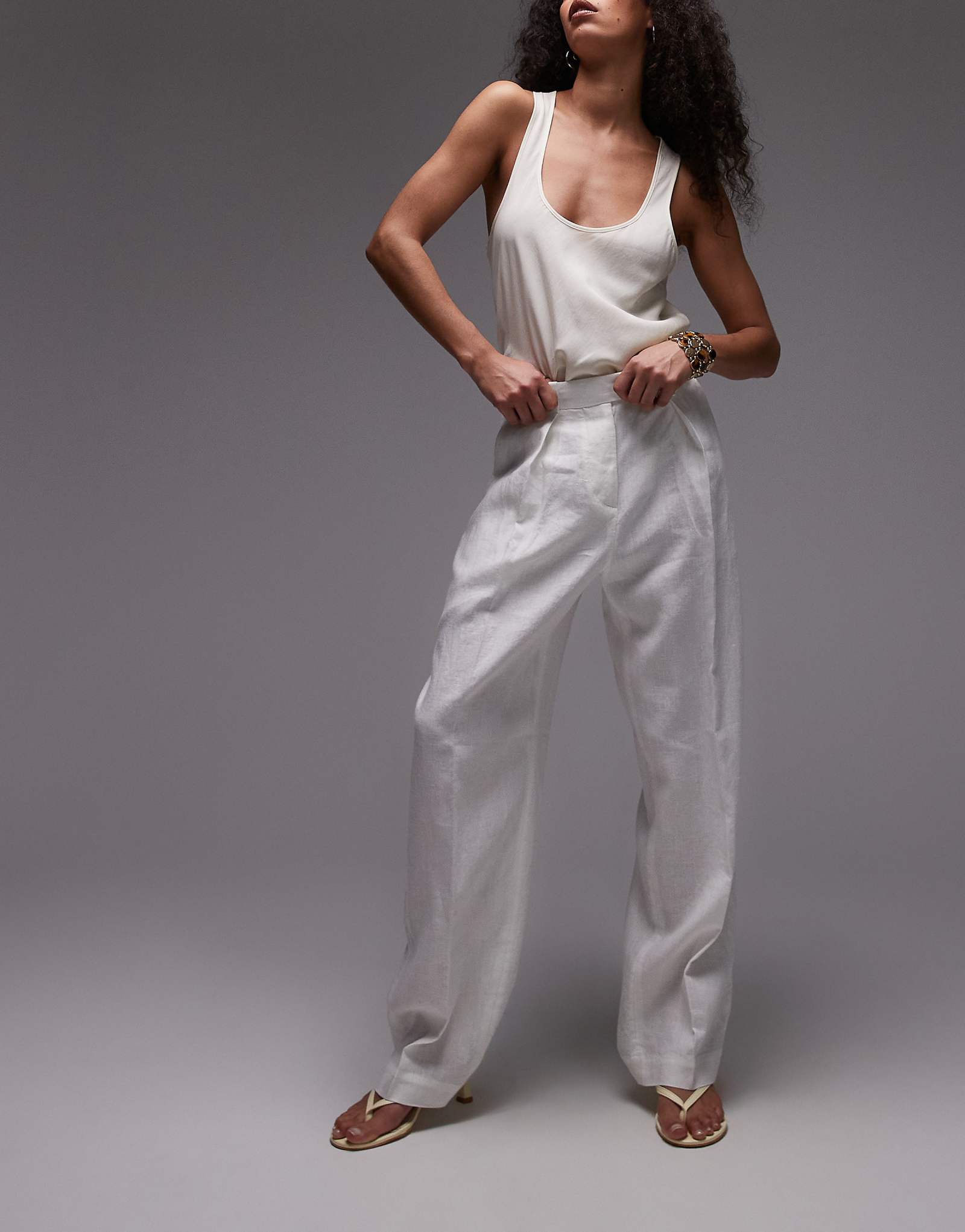 Льняные брюки ARKET прямого кроя с отглаженной складкой белого цвета, сшитые на заказ из льна ARKET