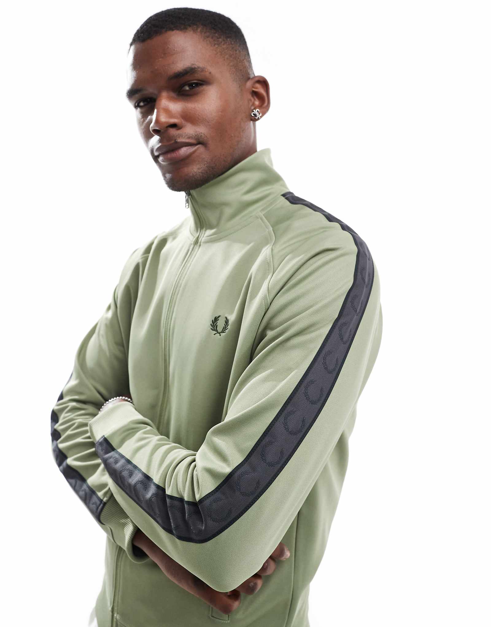 Спортивная куртка Fred Perry с контрастной лентой зеленого цвета 20390₽