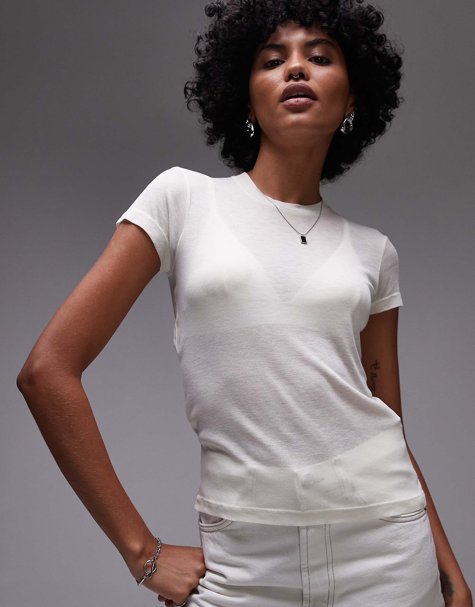 Июньская футболка Allsaints в кремовом цвете гардения 9890₽