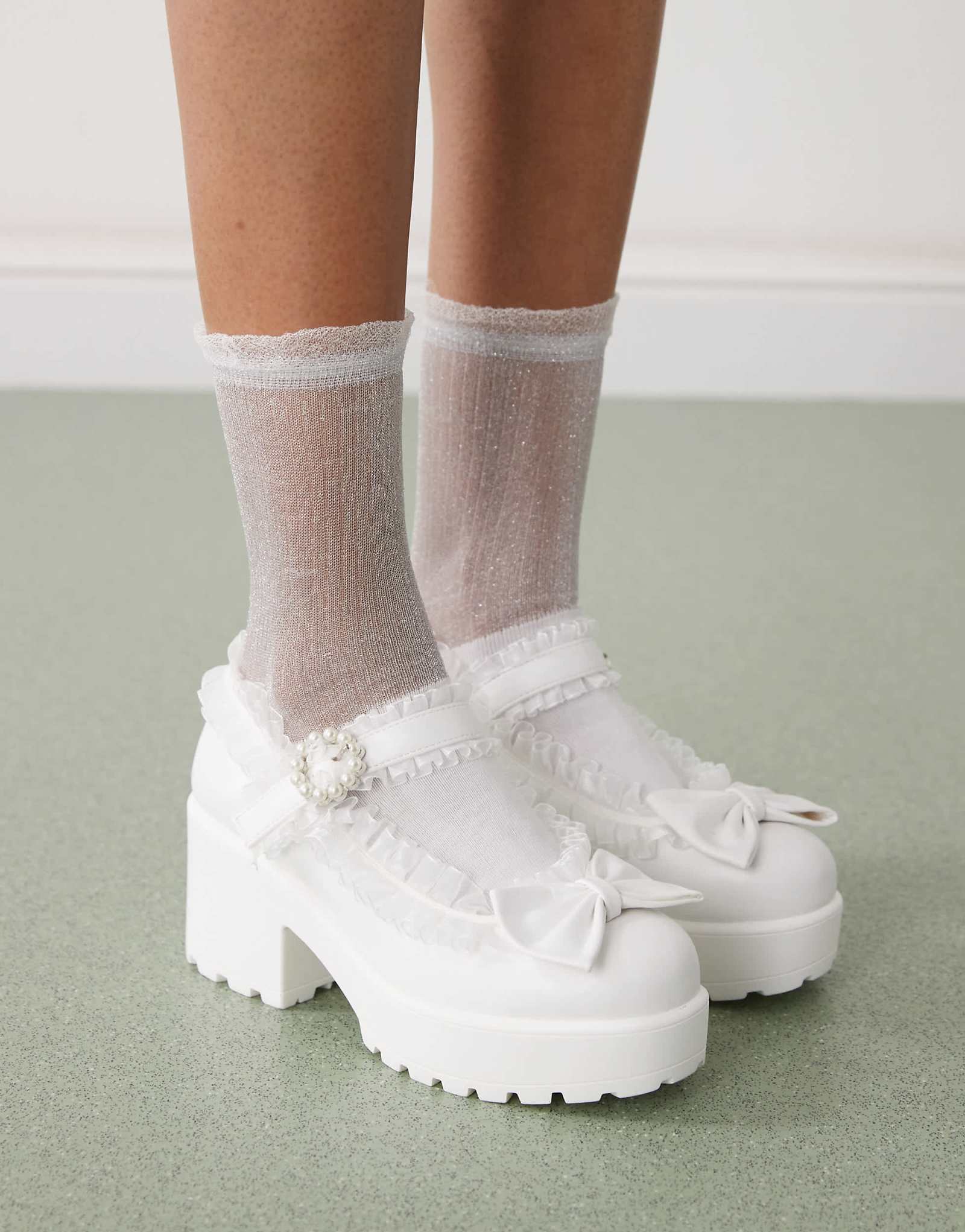 Коллекция фарфоровых деликатесов Мэри Джейн с оборками из Кои Тиры и рюшами