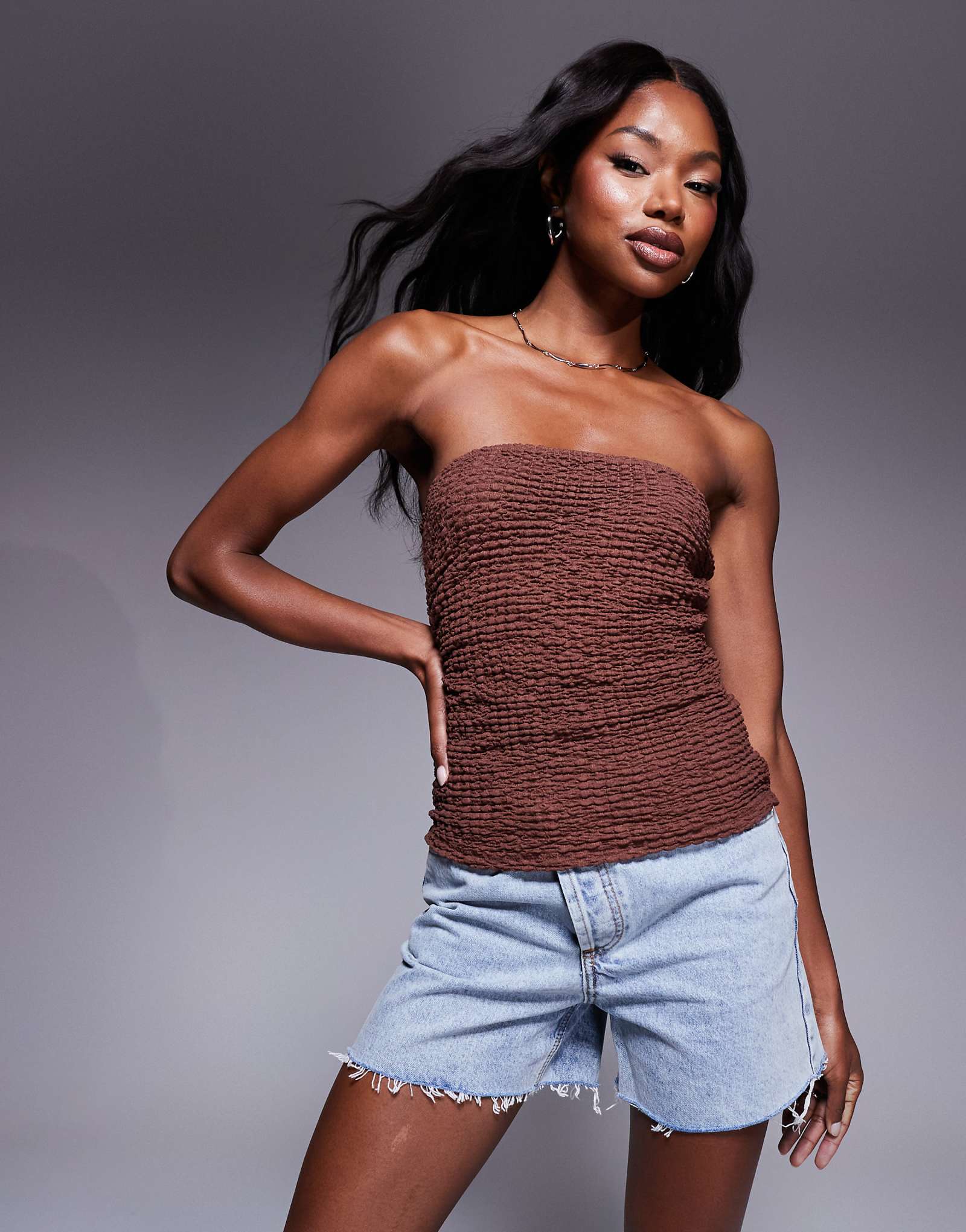 ДИЗАЙНЕРСКИЙ текстурированный удлиненный топ-бандо ASOS коричневого цвета 4690₽