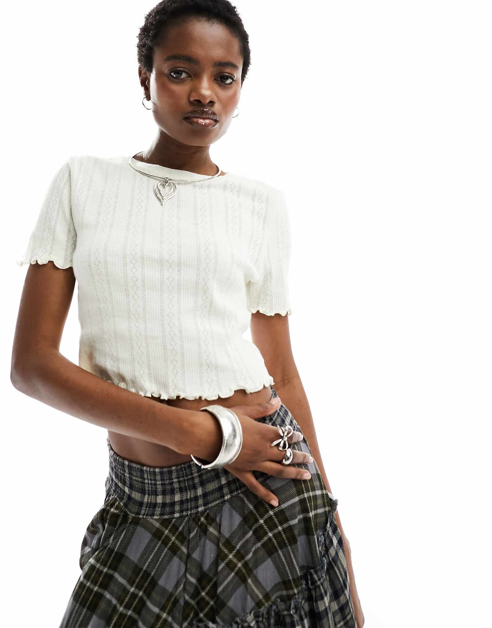 Укороченный топ Noisy May baby lock кремового цвета 4490₽