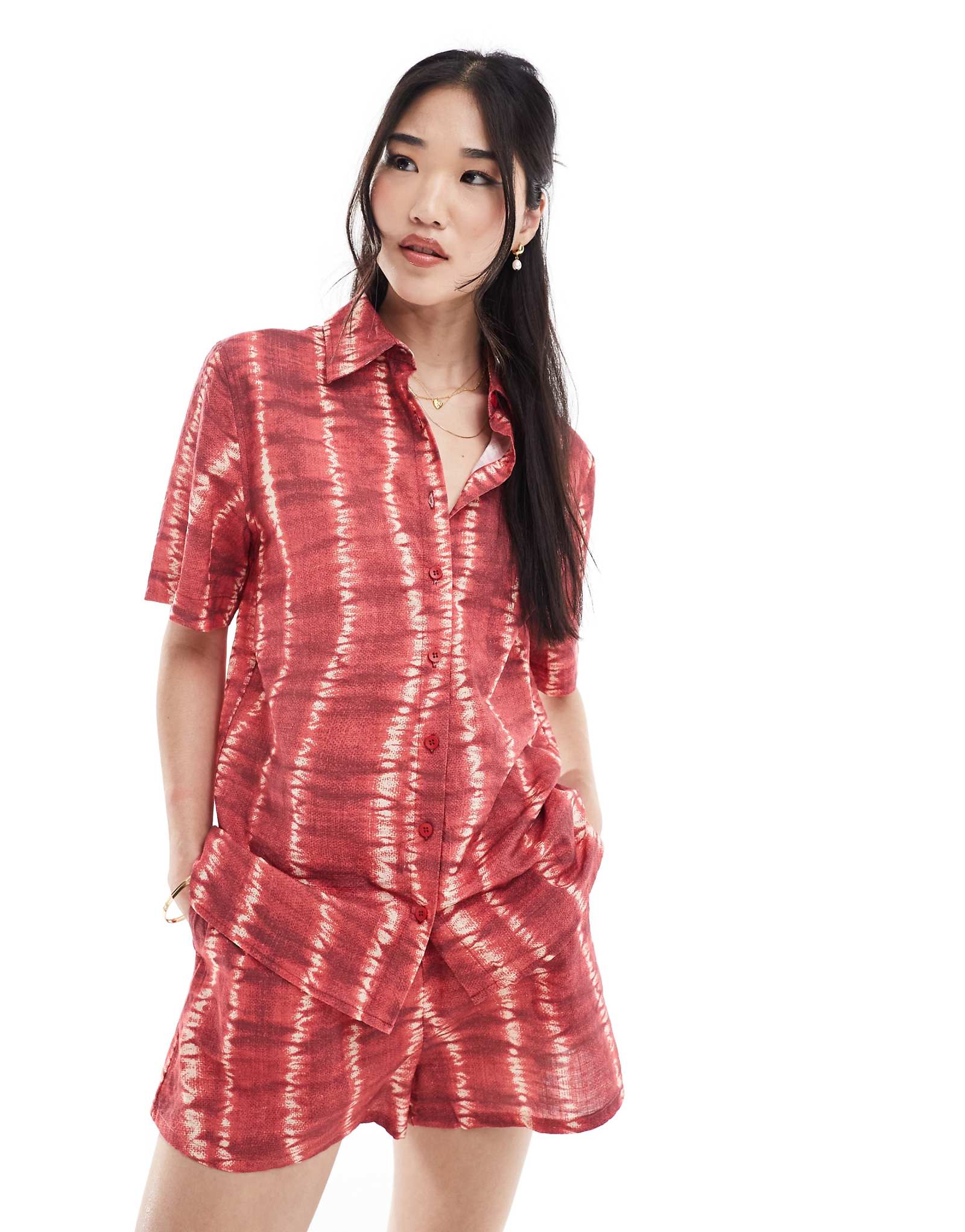 Пляжная рубашка с коротким рукавом Rhythm sahara tie dye красного цвета - часть комплекта