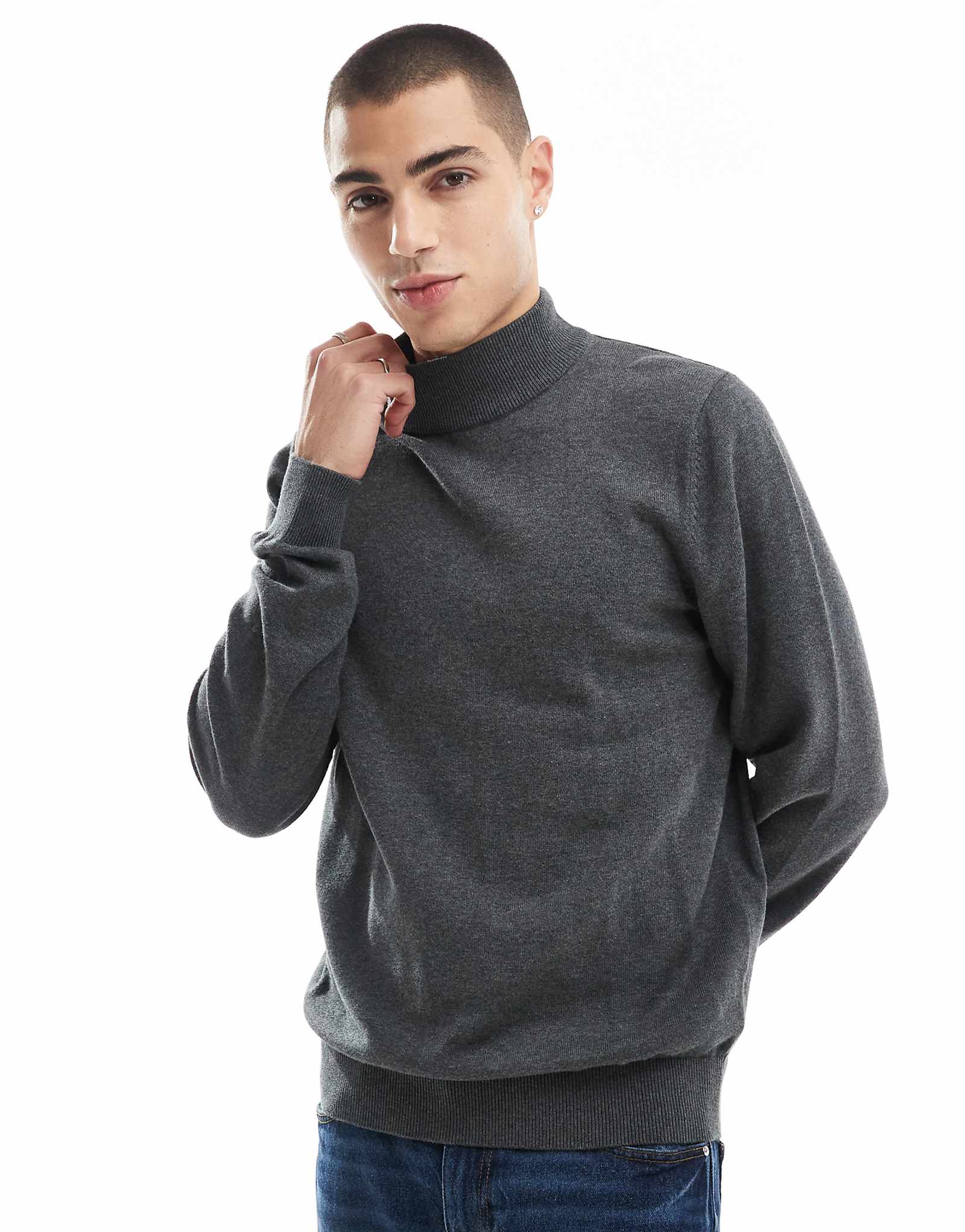 Поношенный хлопчатобумажный свитер с черепашьим вырезом цвета древесного угля