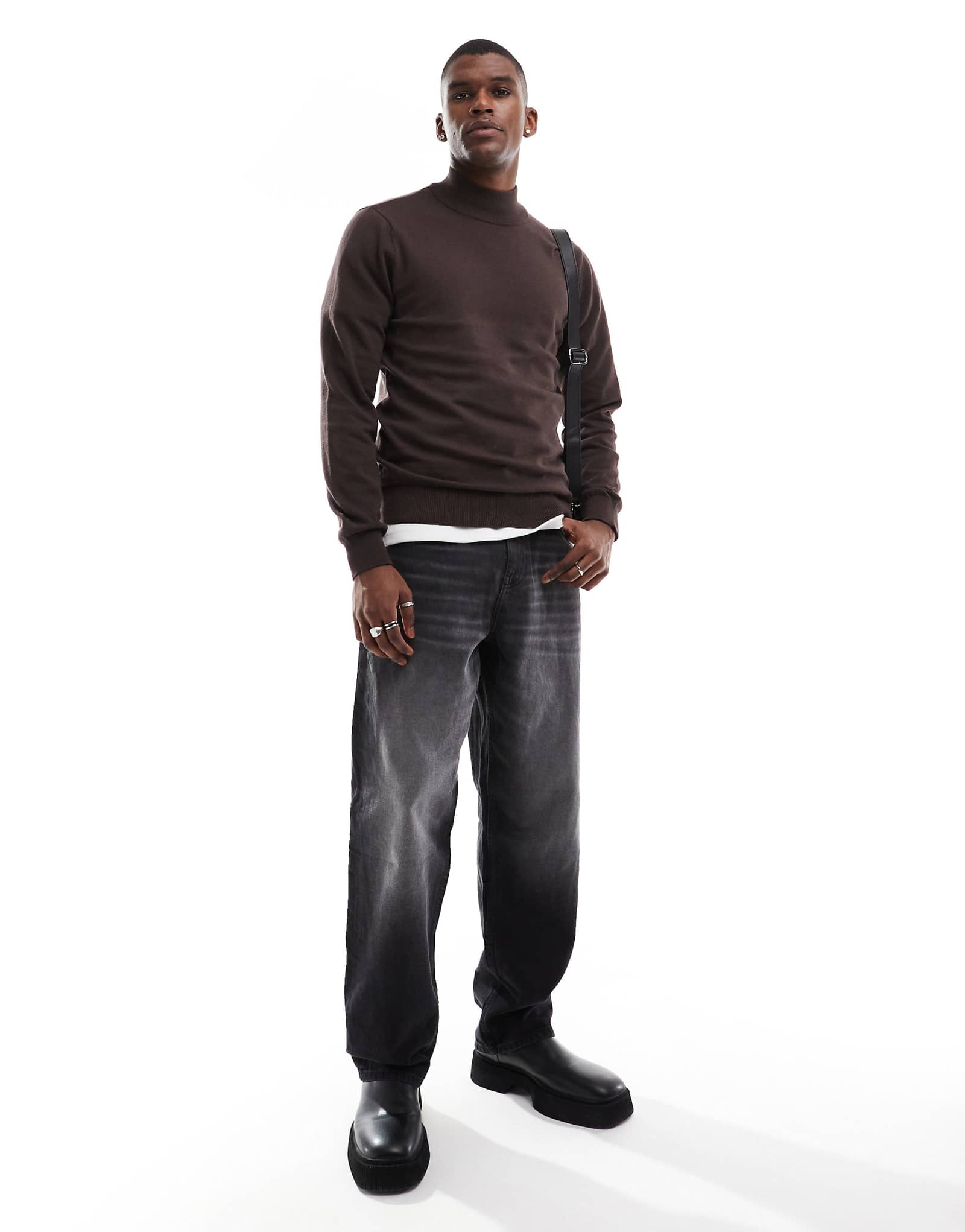 Поношенный хлопчатобумажный свитер с горловиной черепахи коричневого цвета