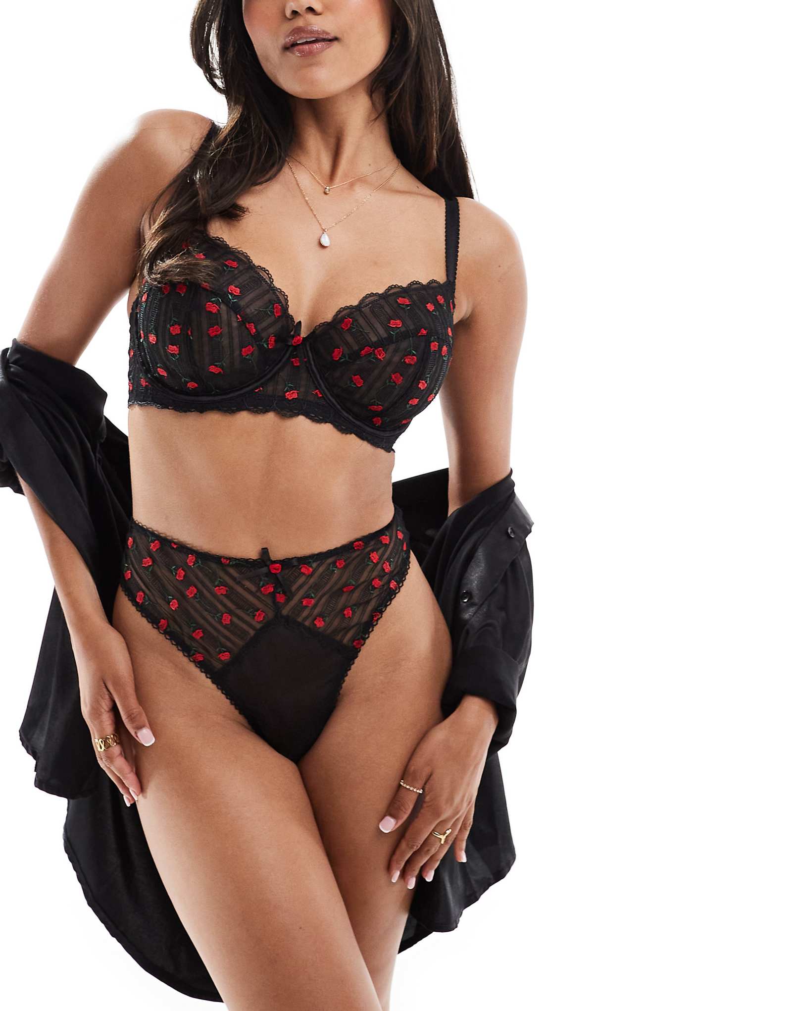 Бюстгальтер-балконет с вышивкой 