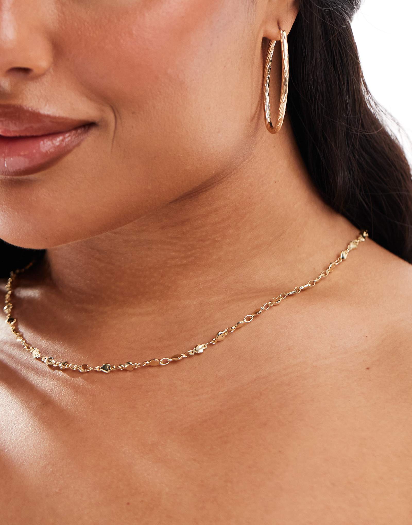 Кусочки ожерелья в виде сердца на изогнутой нитке из золота