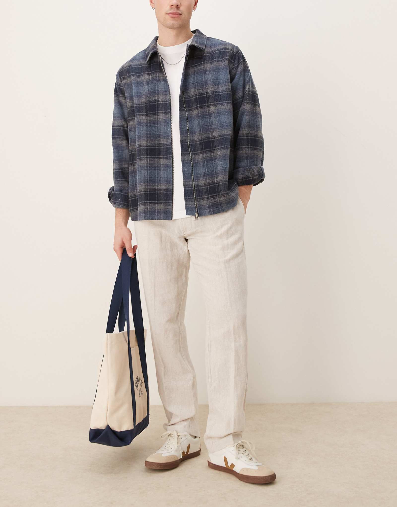 Льняные брюки прямого кроя Selected Homme Leroy кремового цвета 19390₽