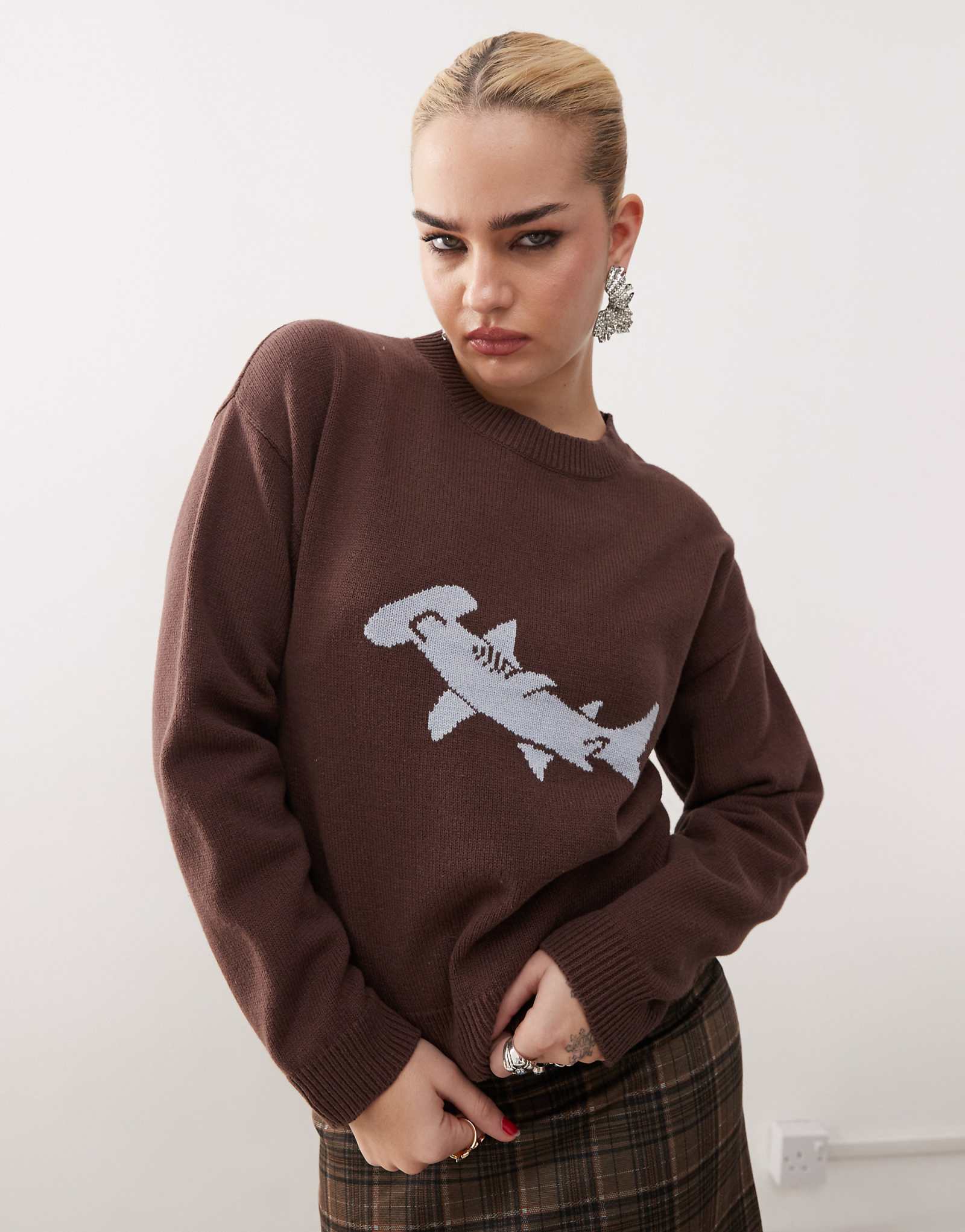 Коричневый свитер с изображением акулы-молота Тайлера Макгилливари