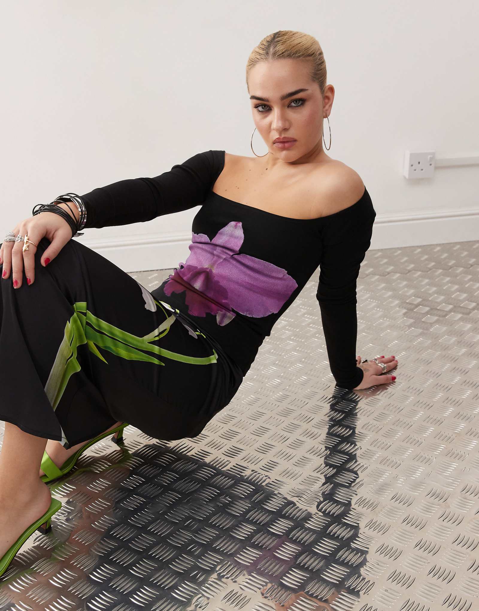 Черный топ с длинными рукавами и принтом орхидеи от Tyler McGillivary