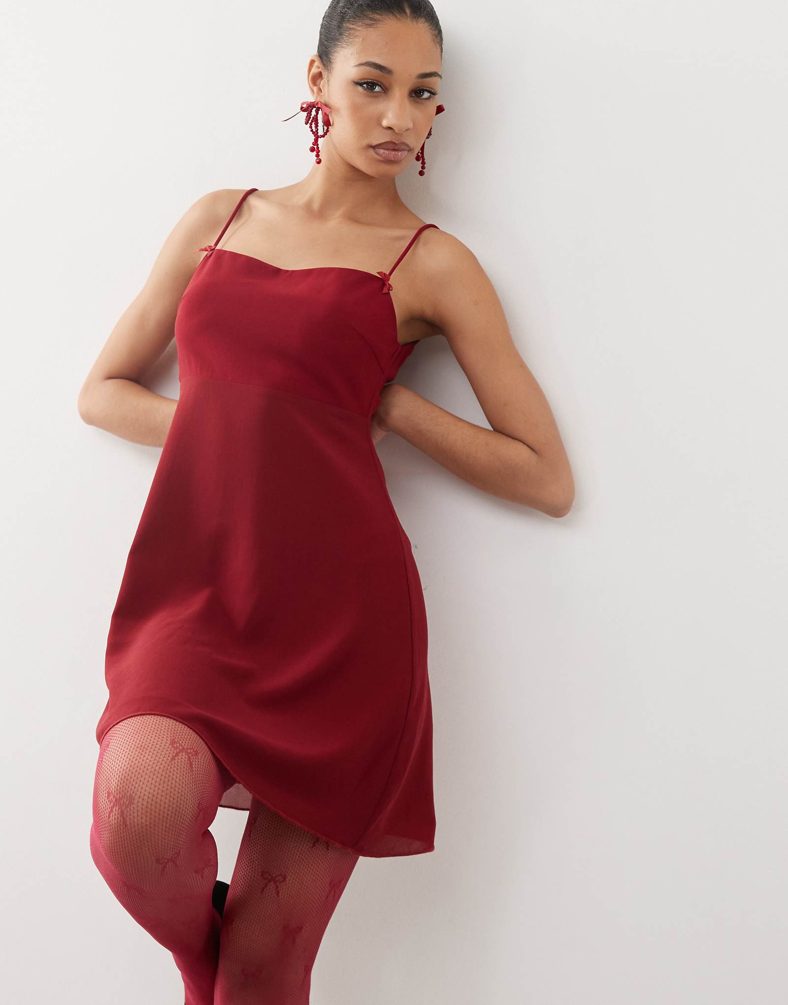 Платье на бретелях с бантом от Тайлера Макгилливари бордового цвета