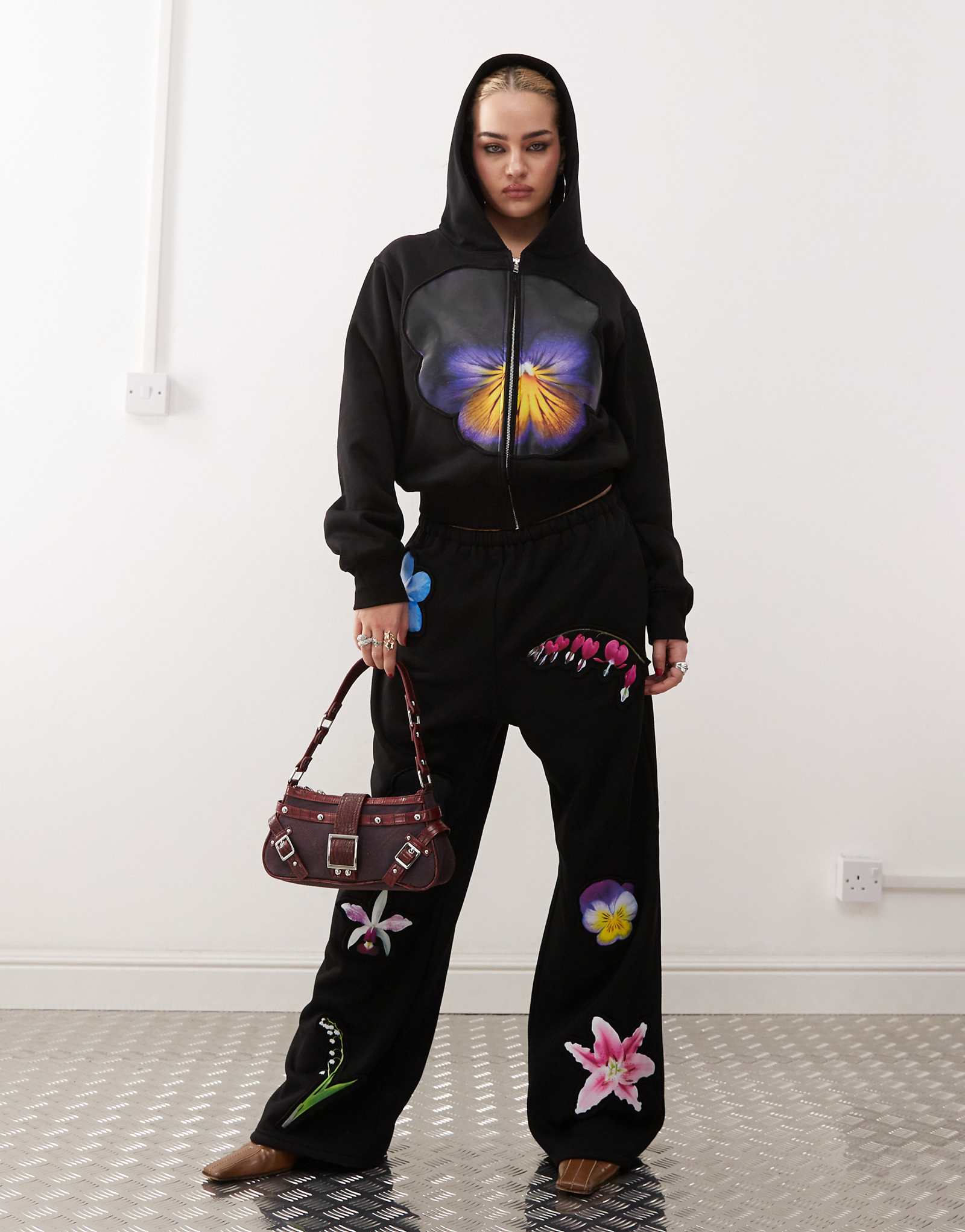 Широкие брюки с цветочным принтом Tyler McGillivary черного цвета - часть комплекта 36390₽