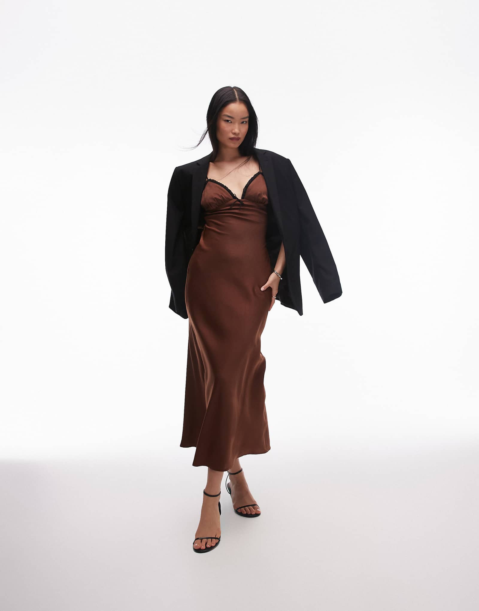 Атласное макси-платье на бретелях Nia camille шоколадно-коричневого цвета 11190₽