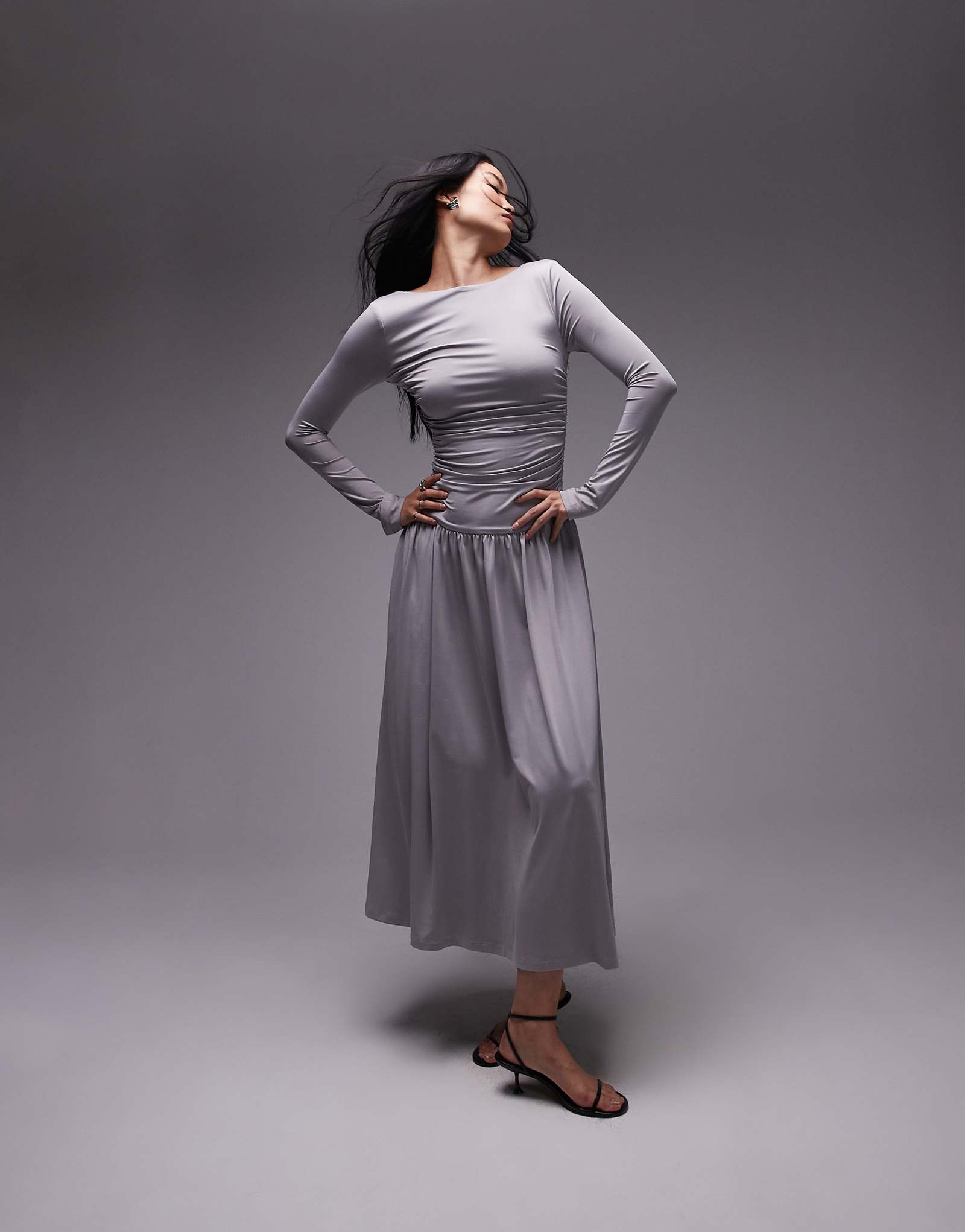 Облегающее платье мидакси с рюшами и длинными рукавами Nia sera серого французского цвета 12590₽