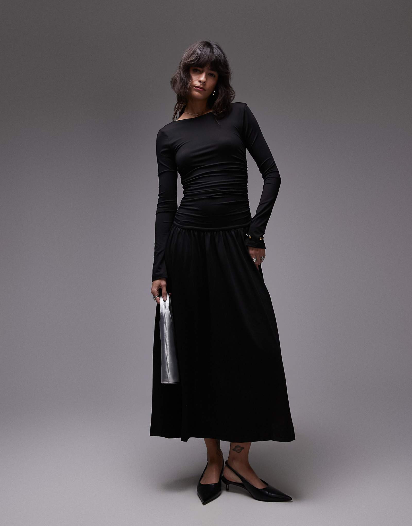 Черное облегающее платье мидакси с рюшами и длинными рукавами от Nia Sera