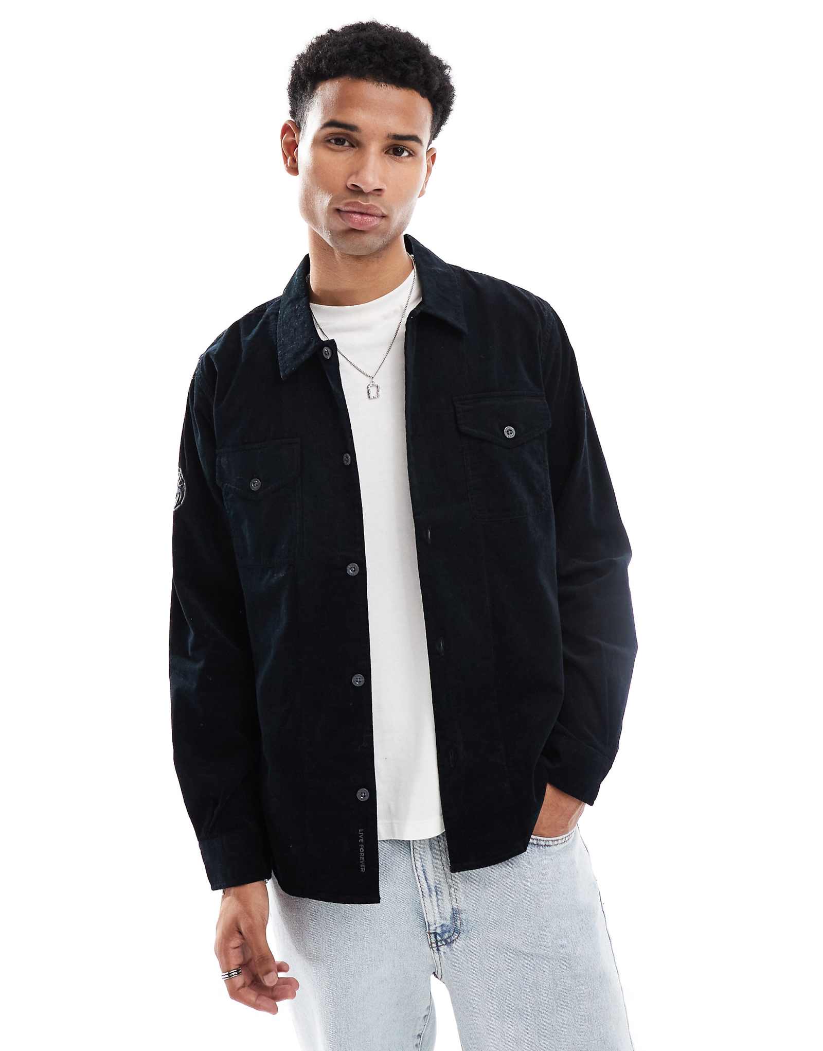 Красивая зеленая вельветовая рубашка черного цвета