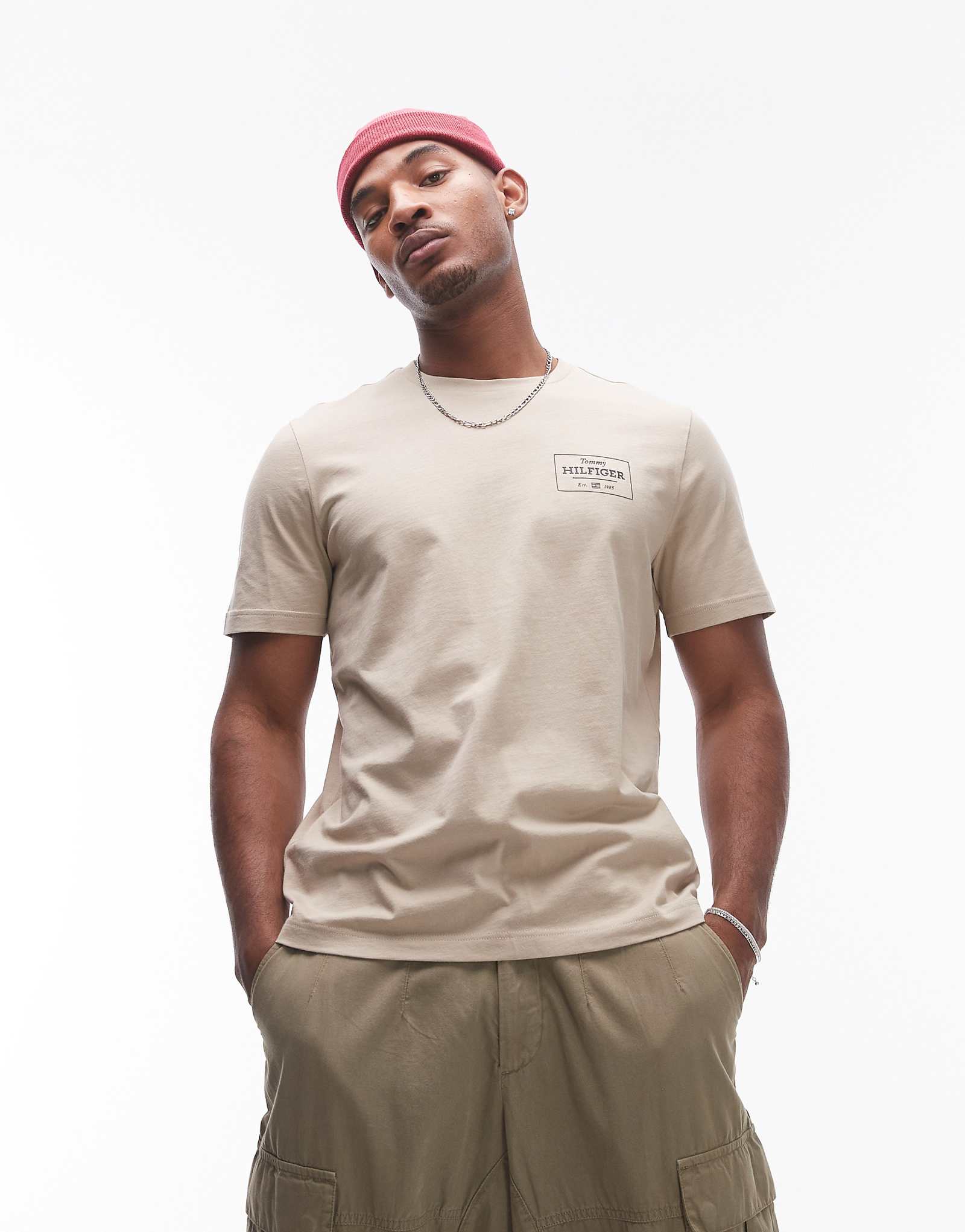 Футболка с логотипом бренда Tommy Hilfiger бежевого цвета 8990₽