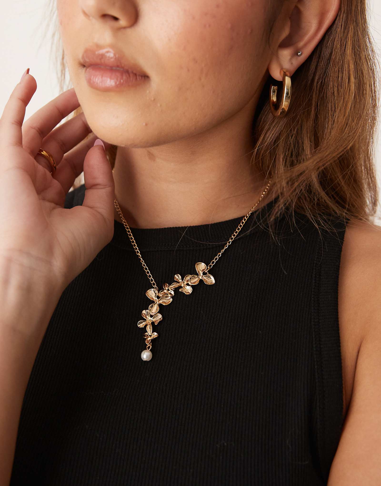 Длинное ожерелье в виде цветка в стиле истинного декаданса с жемчужиной в золоте