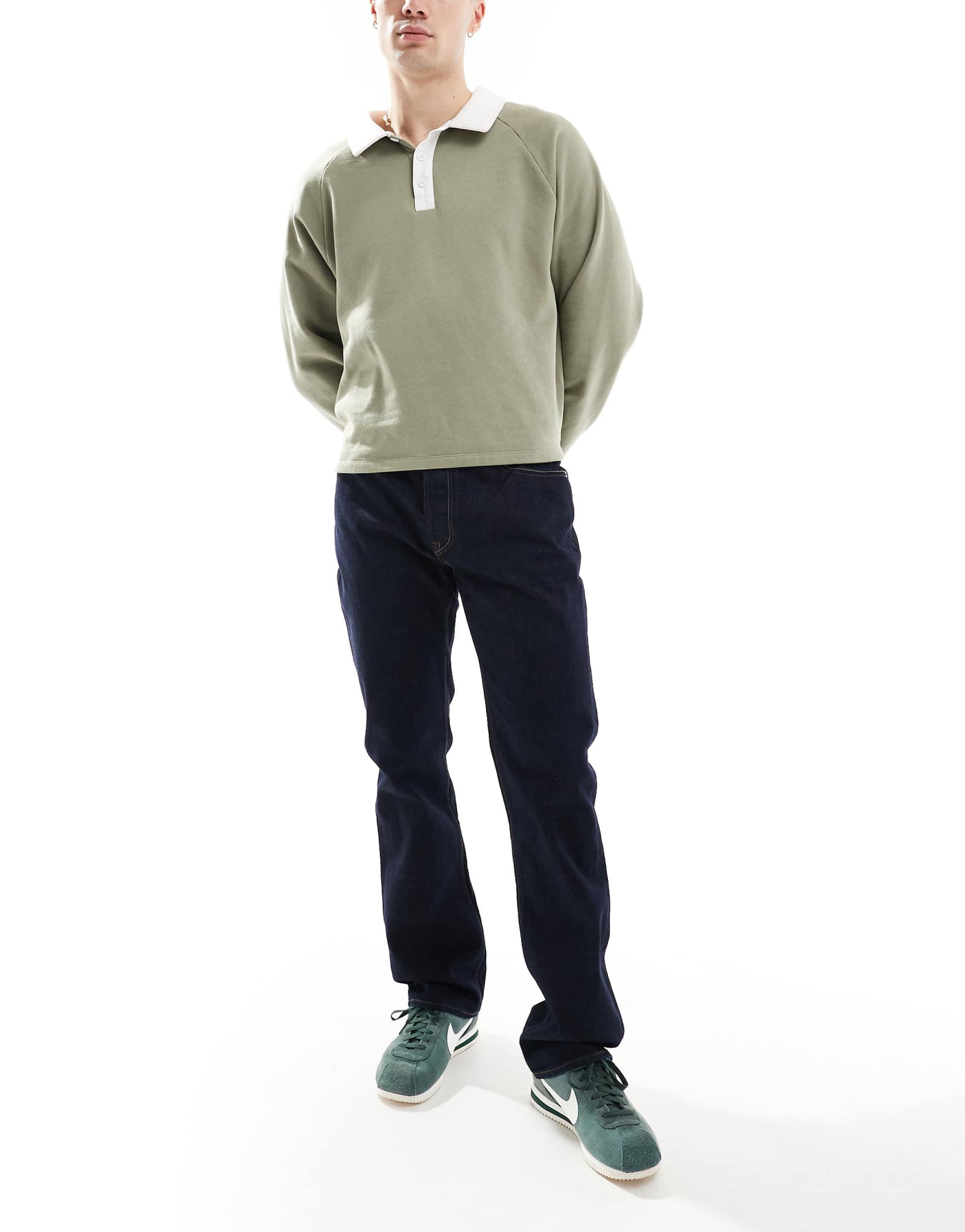 Красивые зеленые джинсы обычного покроя темно-синего цвета