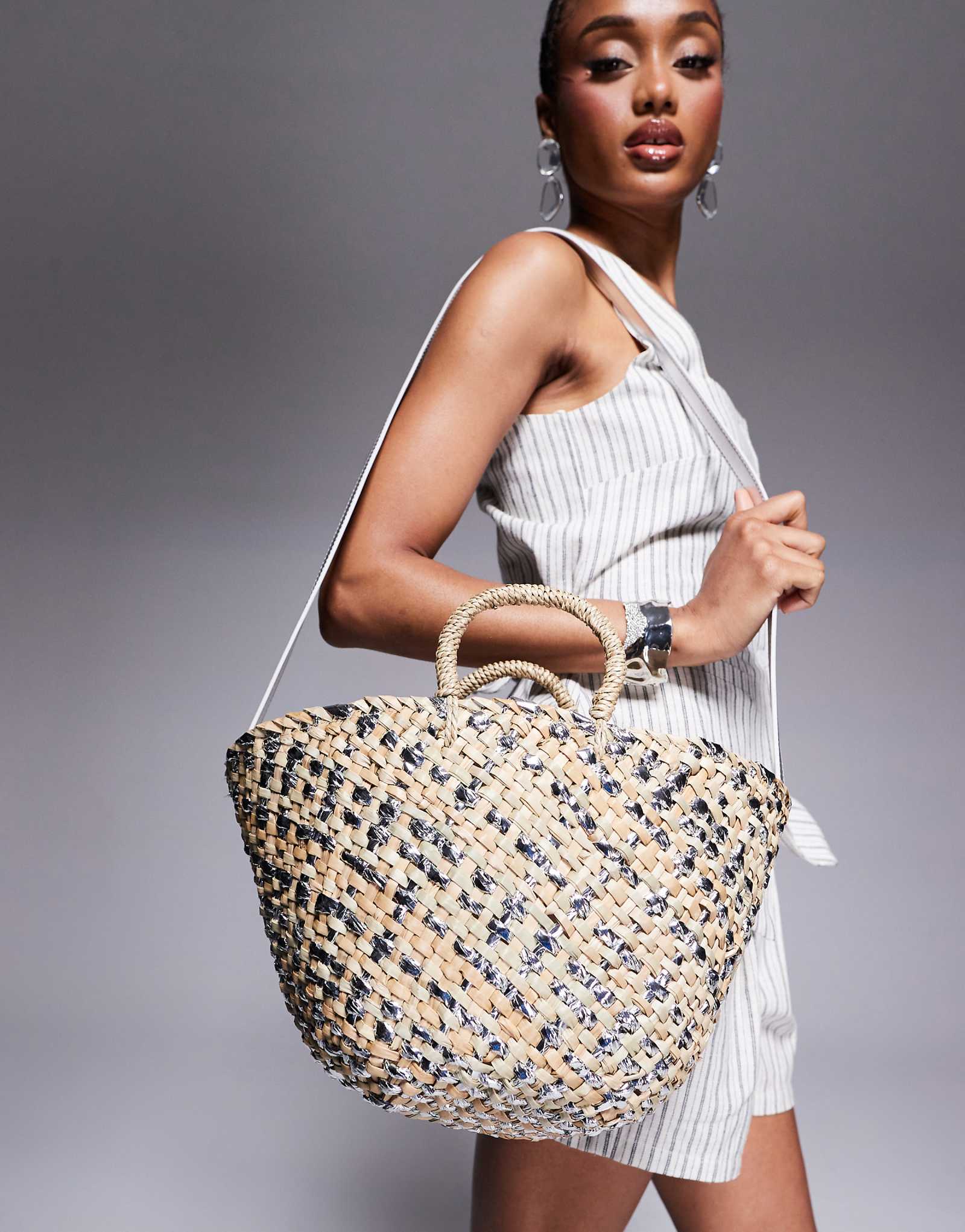 Соломенная сумка-корзинка South Beach с ремешком через плечо из серебристого металлика 7090₽