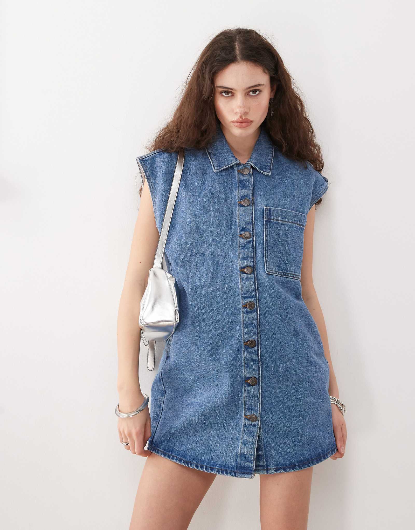 Джинсовое мини-платье Noisy May без рукавов средне-синего цвета с эффектом стирки 8890₽