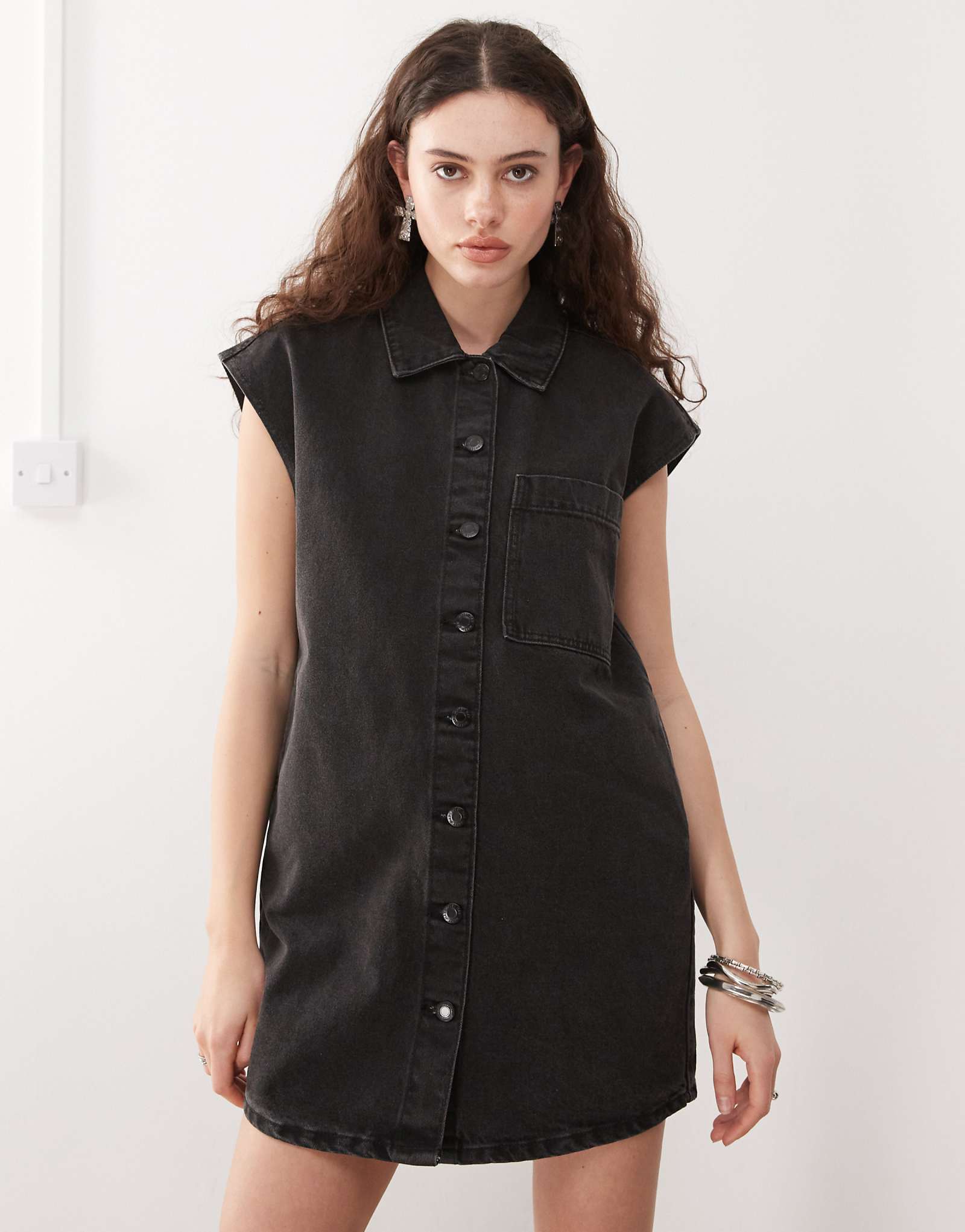 Джинсовое мини-платье без рукавов Noisy May черного цвета выстиранное 7590₽