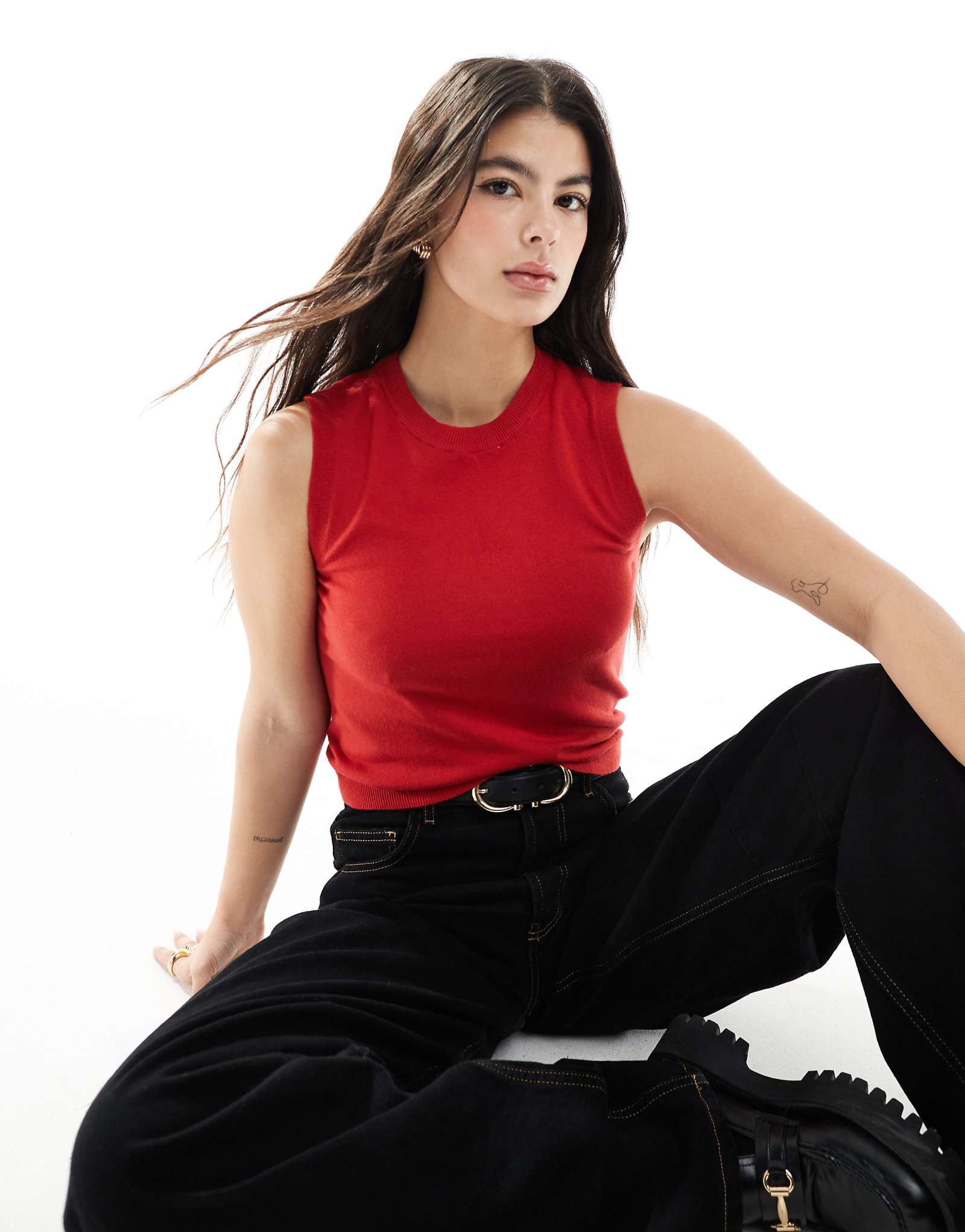 ТОЛЬКО вязаный жилет красного цвета