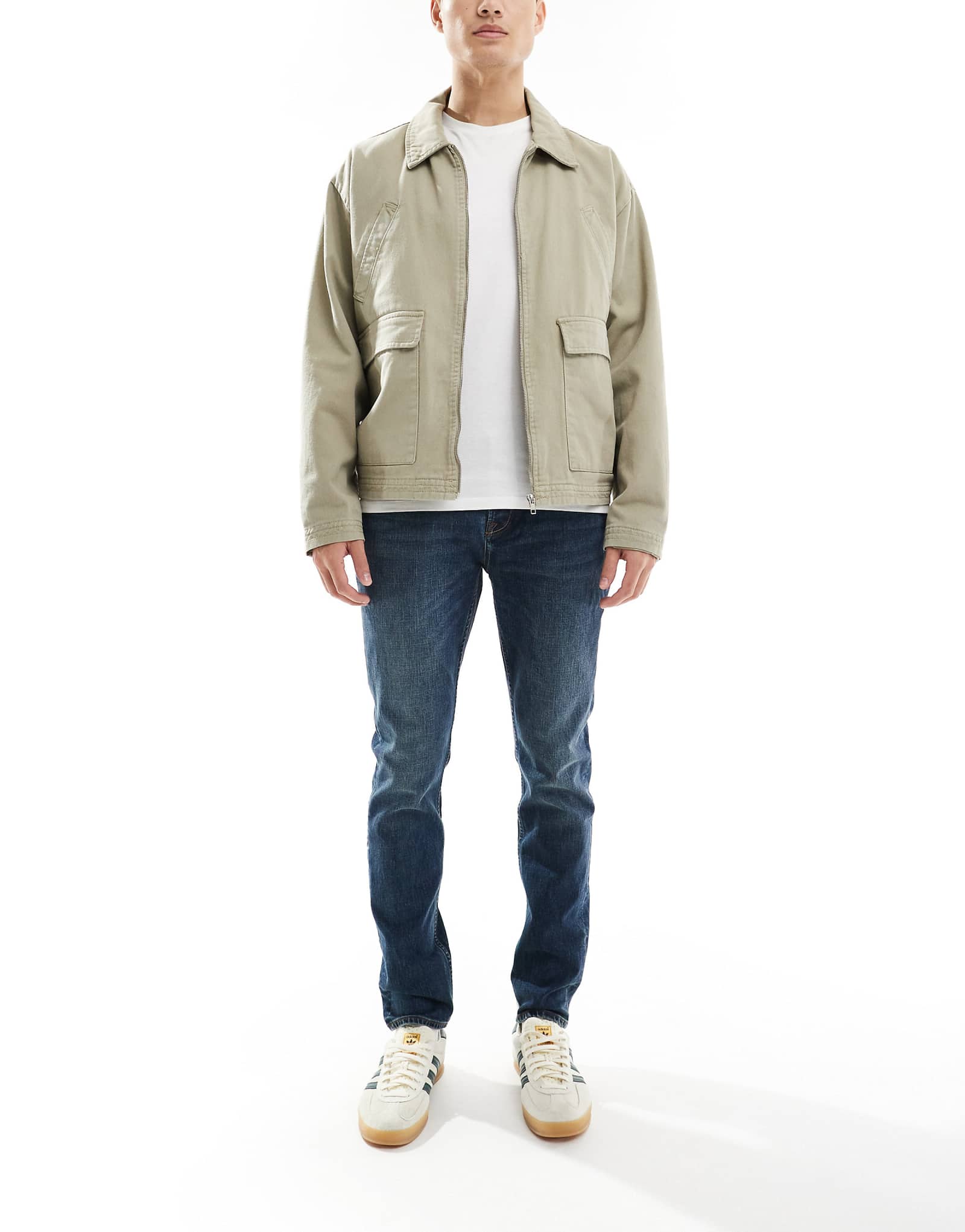 Красивые зеленые джинсы зауженного кроя после стирки с полосканием