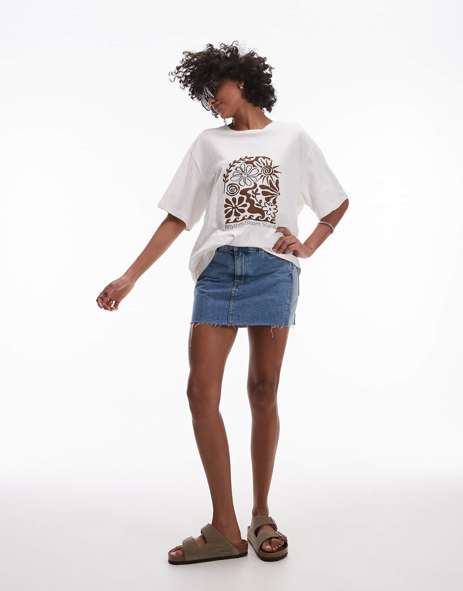 Белая футболка оверсайз от студии Rhythm Bloom Studio