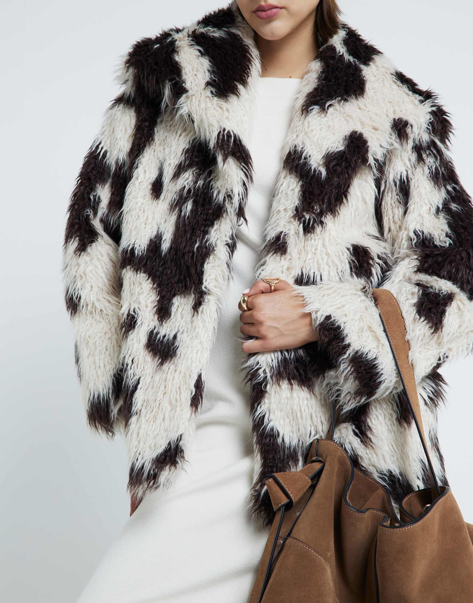 Пальто из искусственного меха с принтом коровы River Island кремового цвета 20790₽