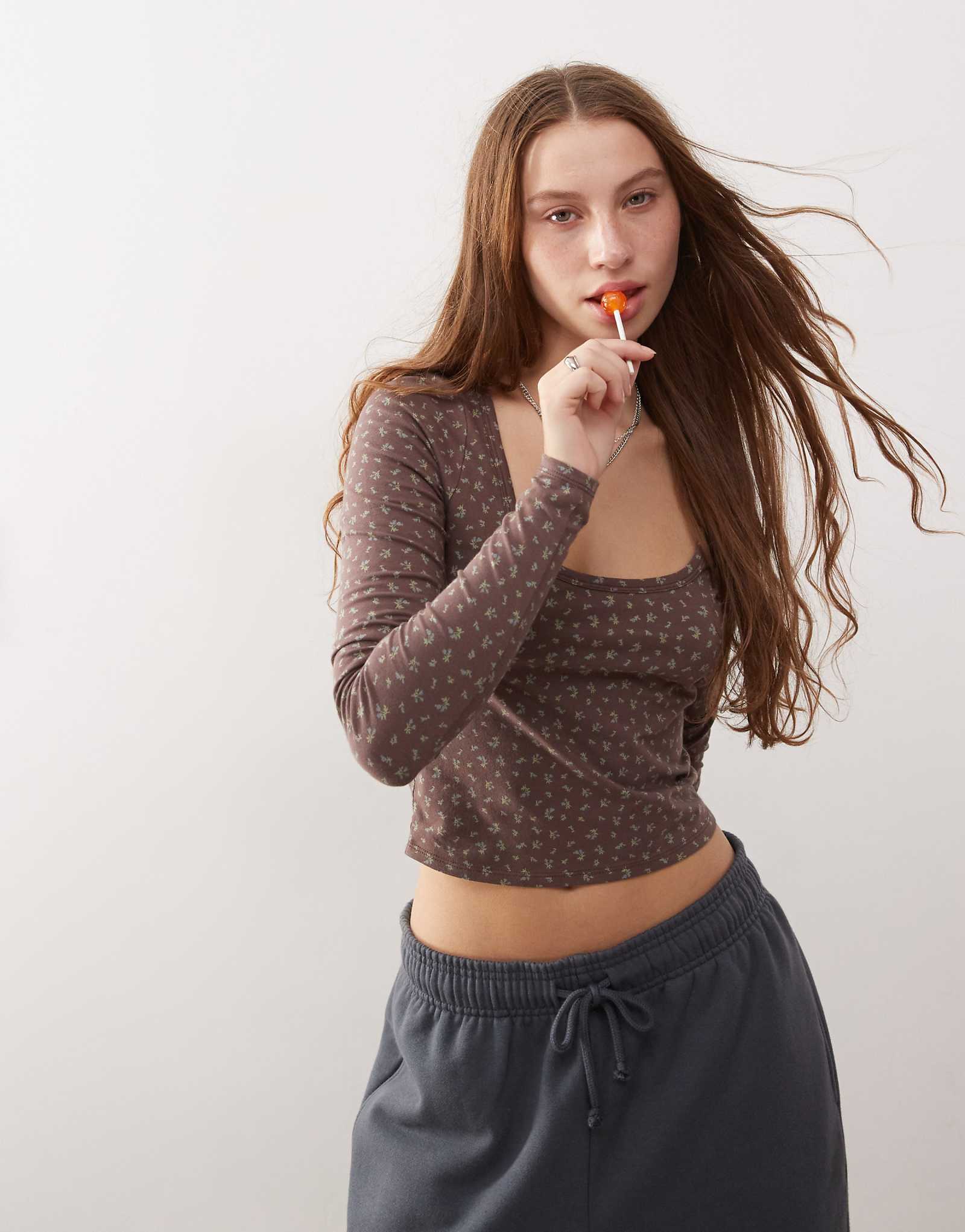 Коричневый топ с длинным рукавом и принтом ditsy от Pacsun с круглым вырезом и принтом ditsy