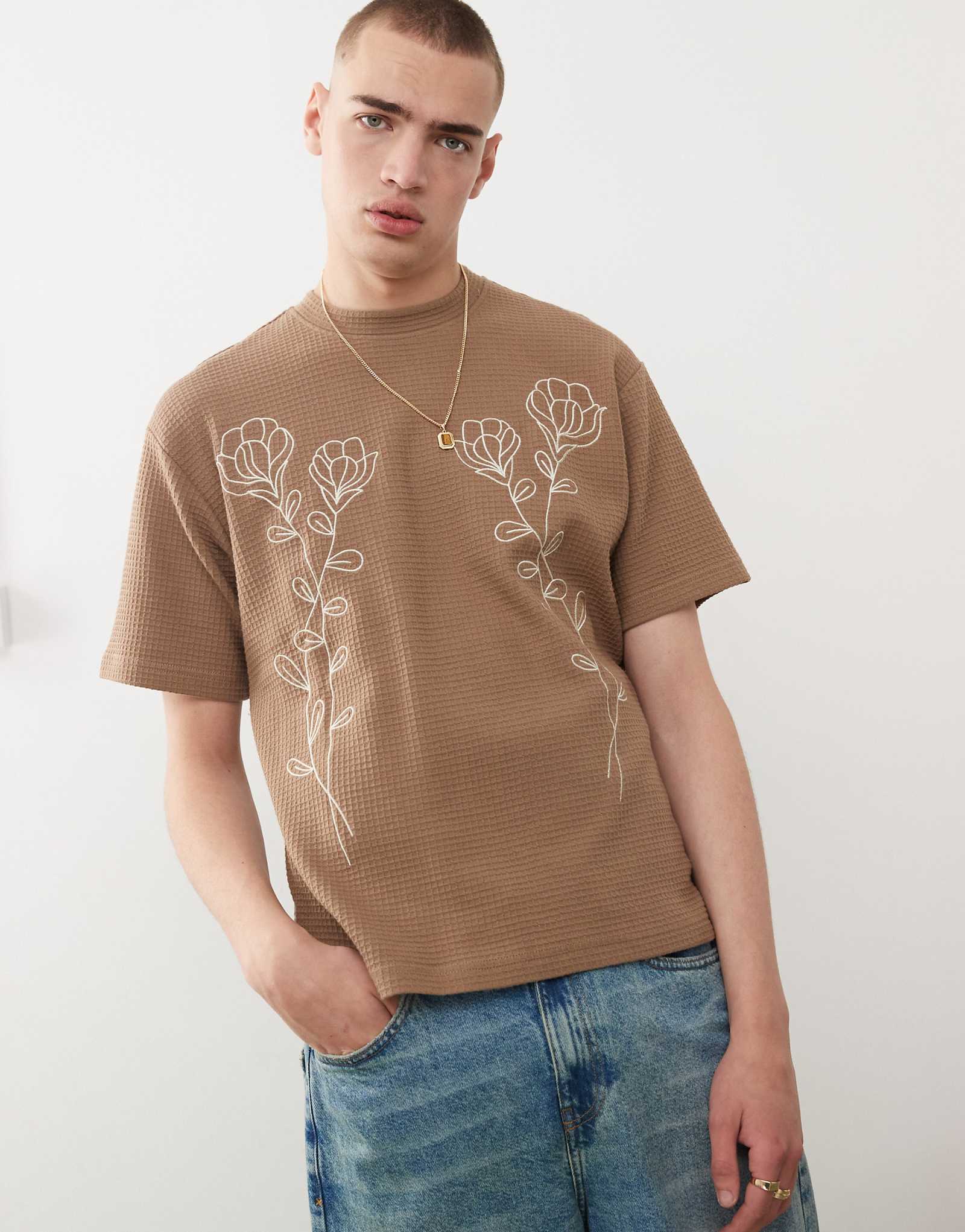 Футболка с цветочной наклейкой Pacsun коричневого цвета