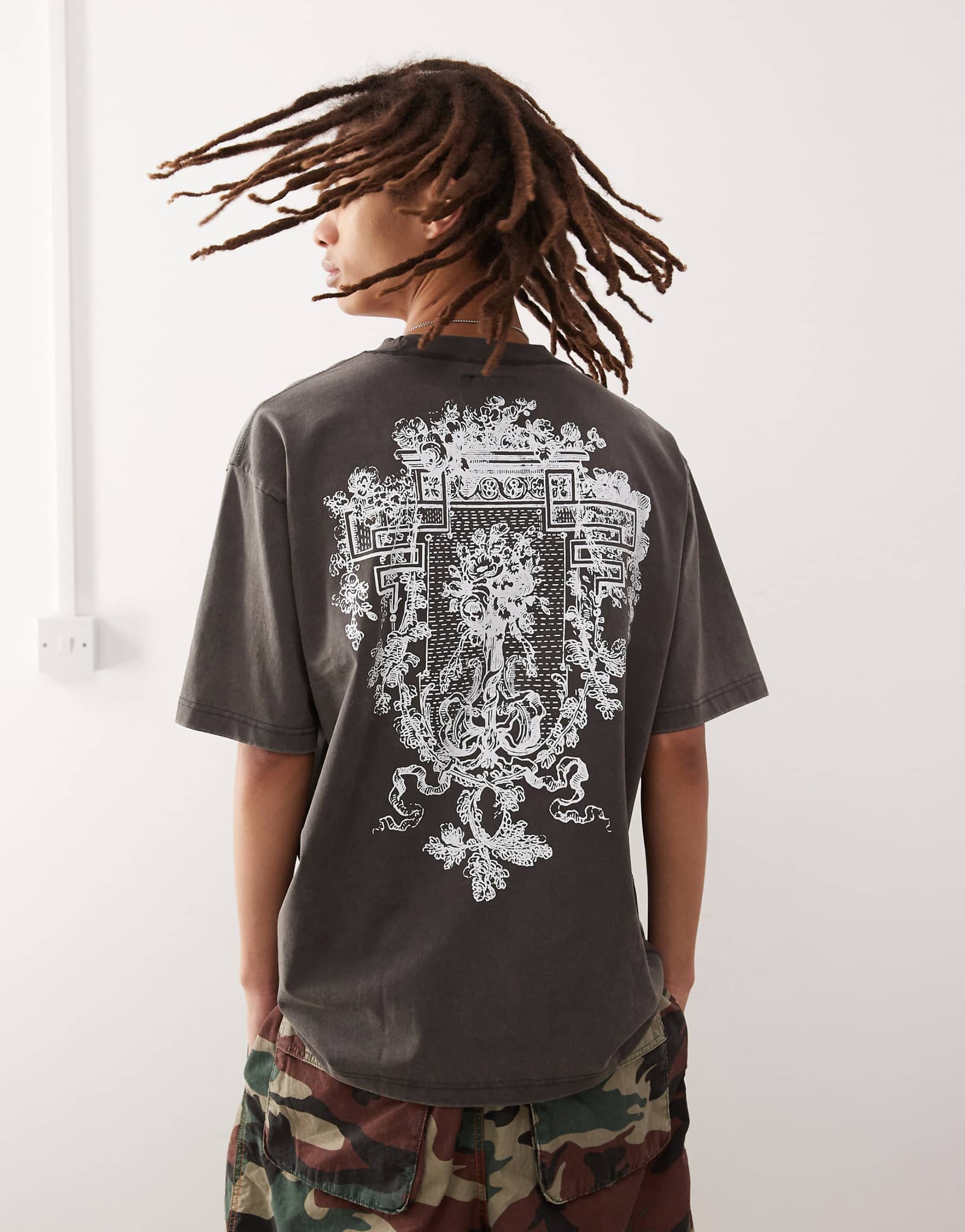 Постиранная черная футболка с рисунком Pacsun