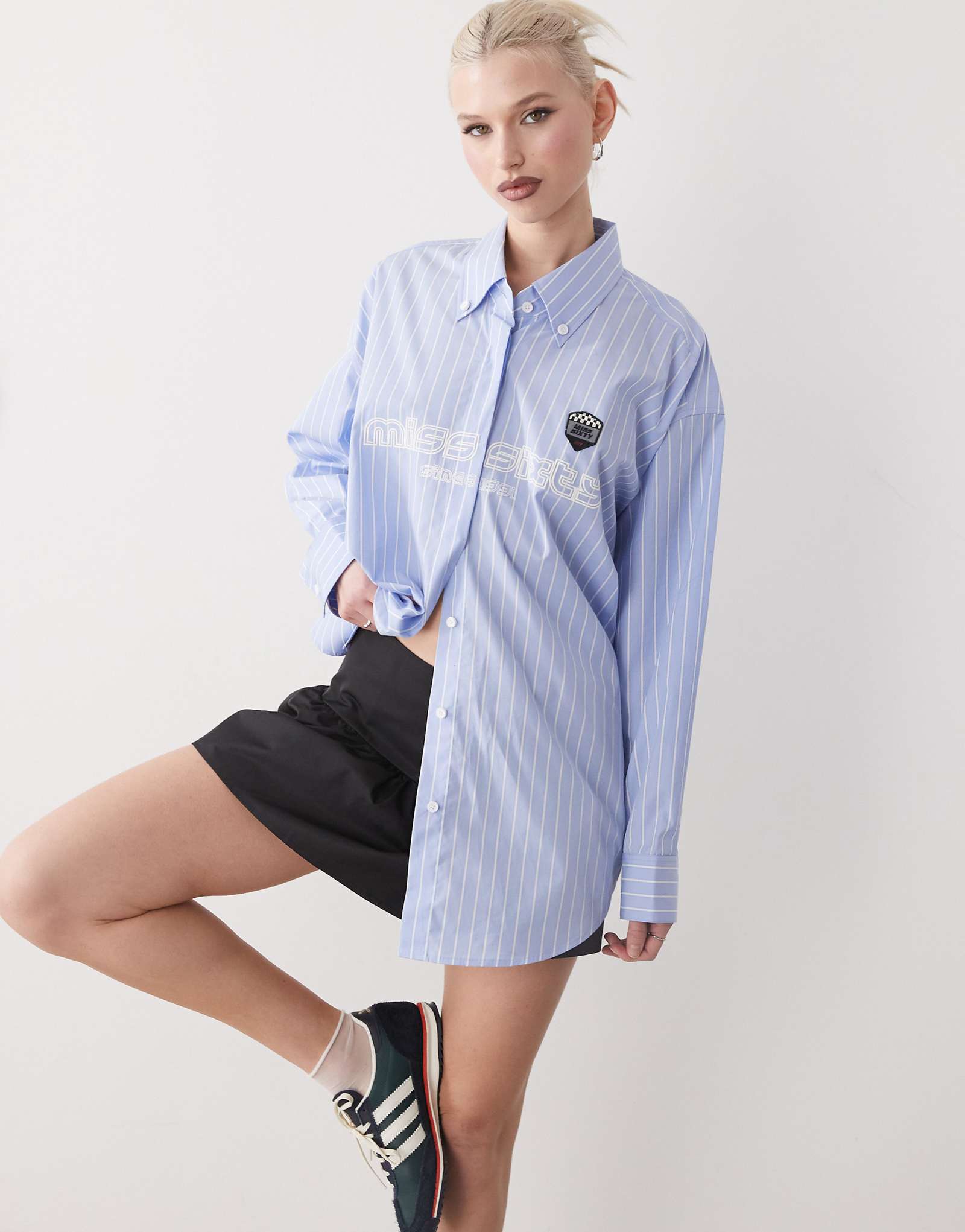 Рубашка Miss Sixty оверсайз с длинным рукавом светло-голубого цвета в тонкую полоску и спортивным значком 32190₽