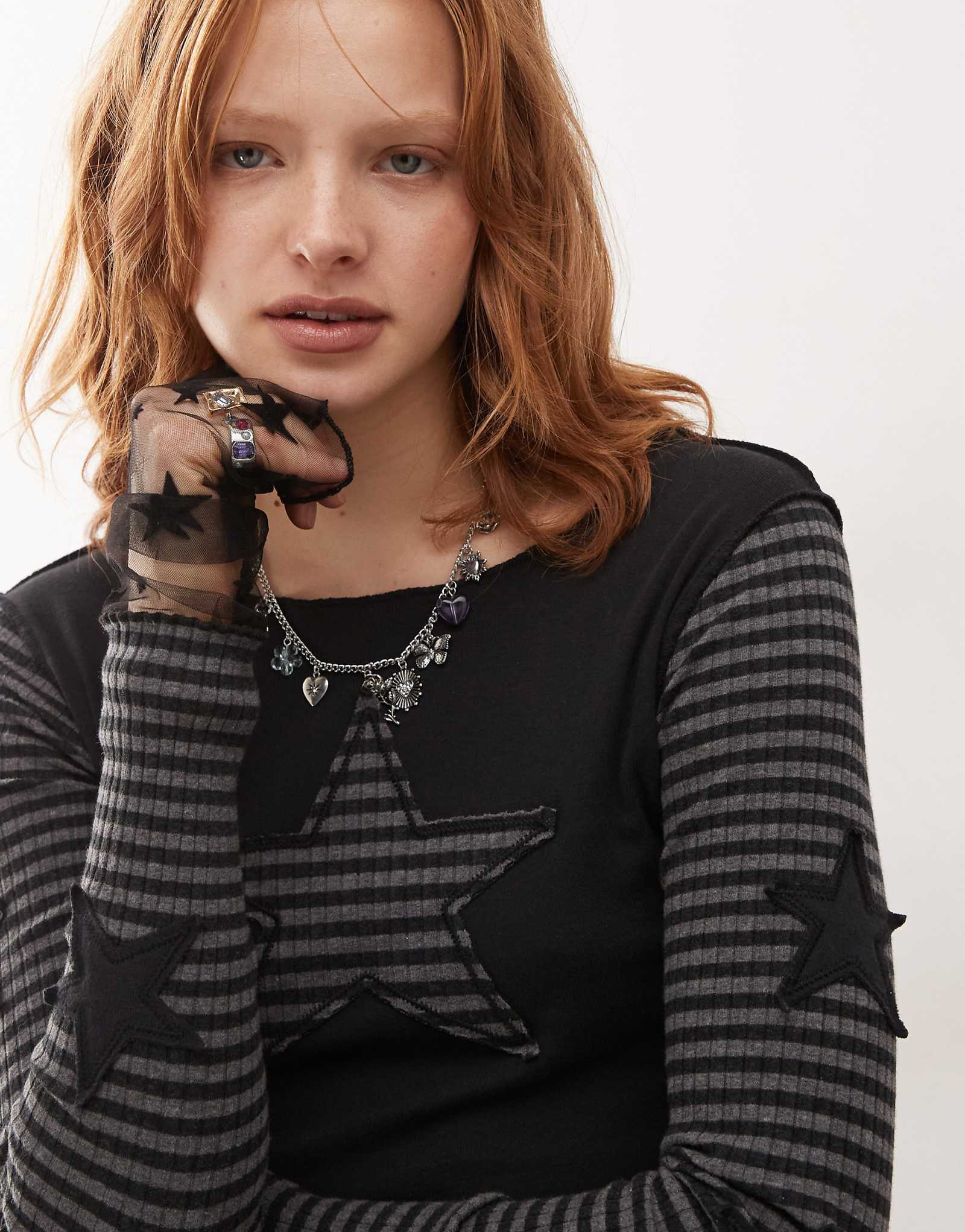 Черно-серый топ в полоску со звездами и длинными рукавами Minga London 11990₽