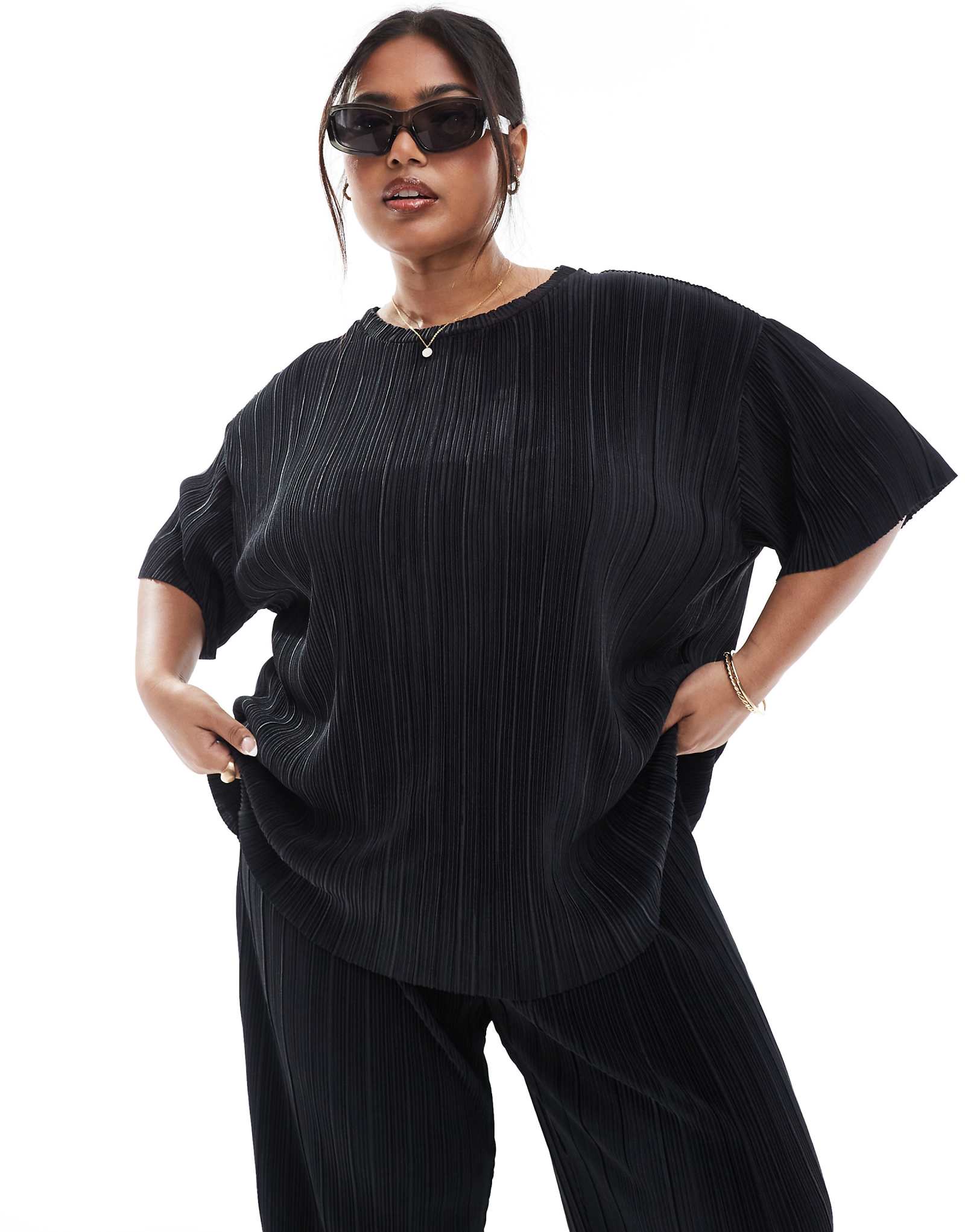 Черная футболка ONLY Curve из плиссе квадратной формы - часть комплекта