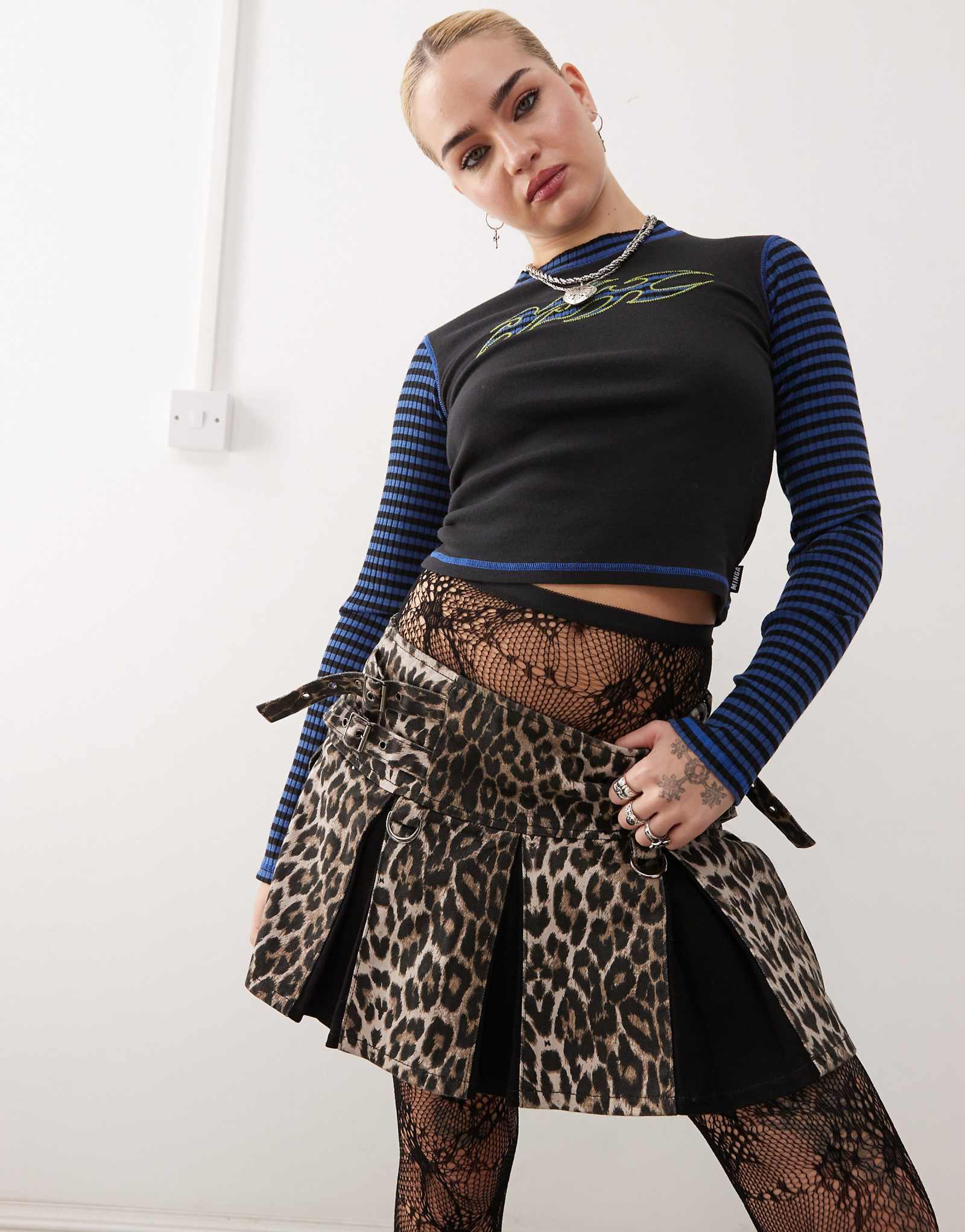 Мини-плиссированная юбка Minga London с низкой посадкой и леопардовым принтом 8990₽