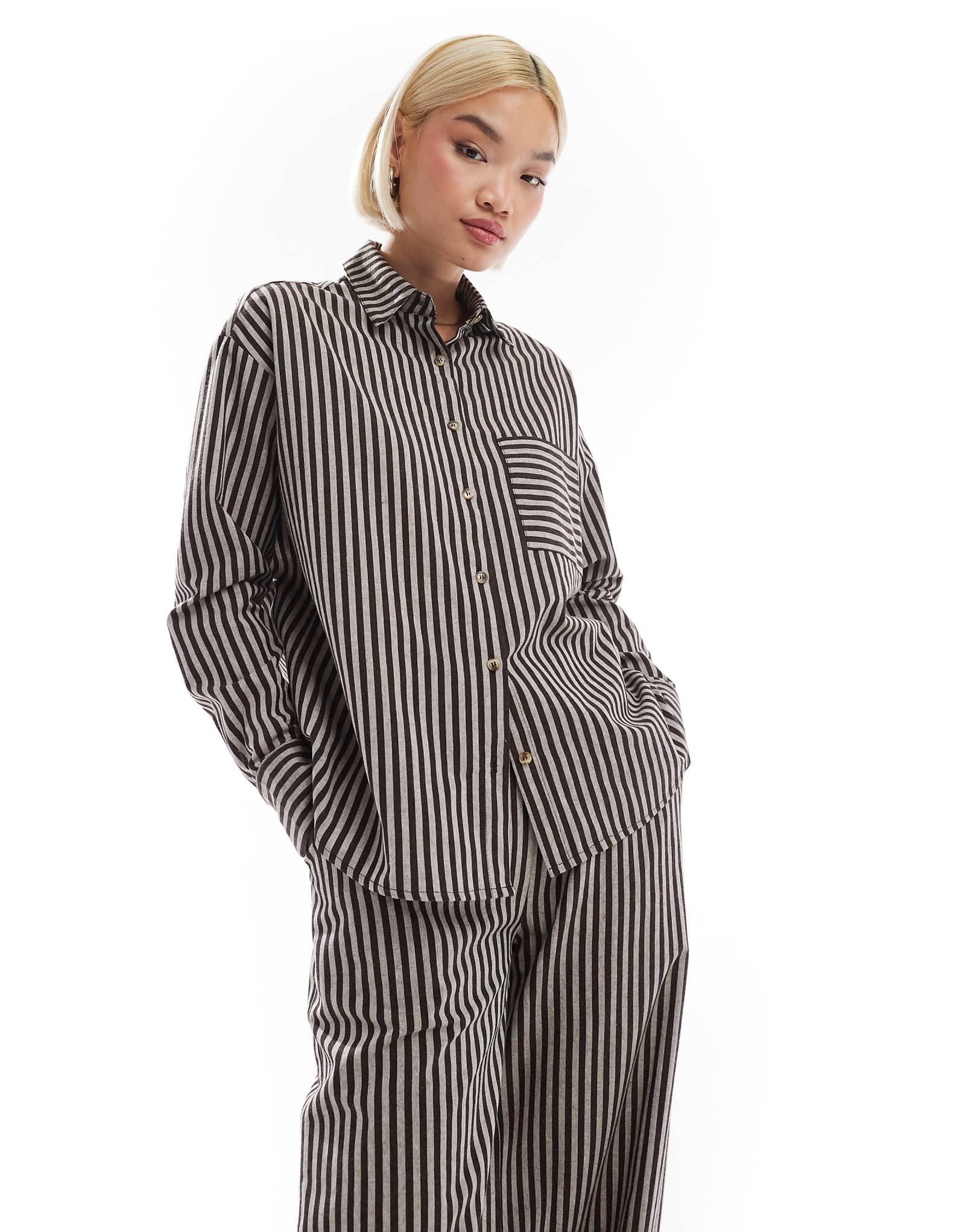 Поношенная рубашка свободного кроя в шоколадно-коричневую полоску - часть комплекта 5290₽