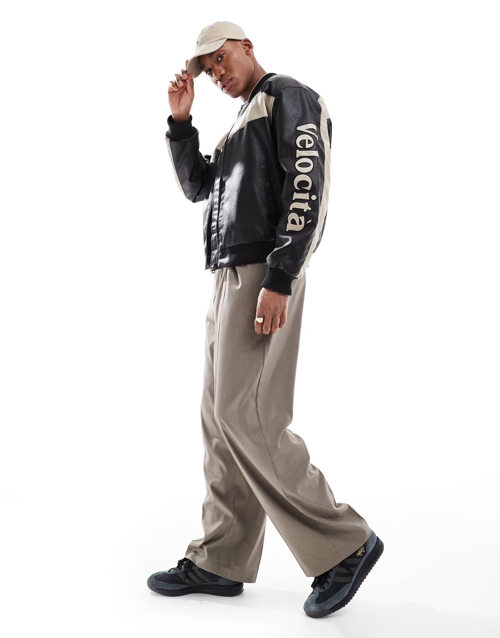 Однотонная спортивная куртка-бомбер River Island черного цвета 29390₽