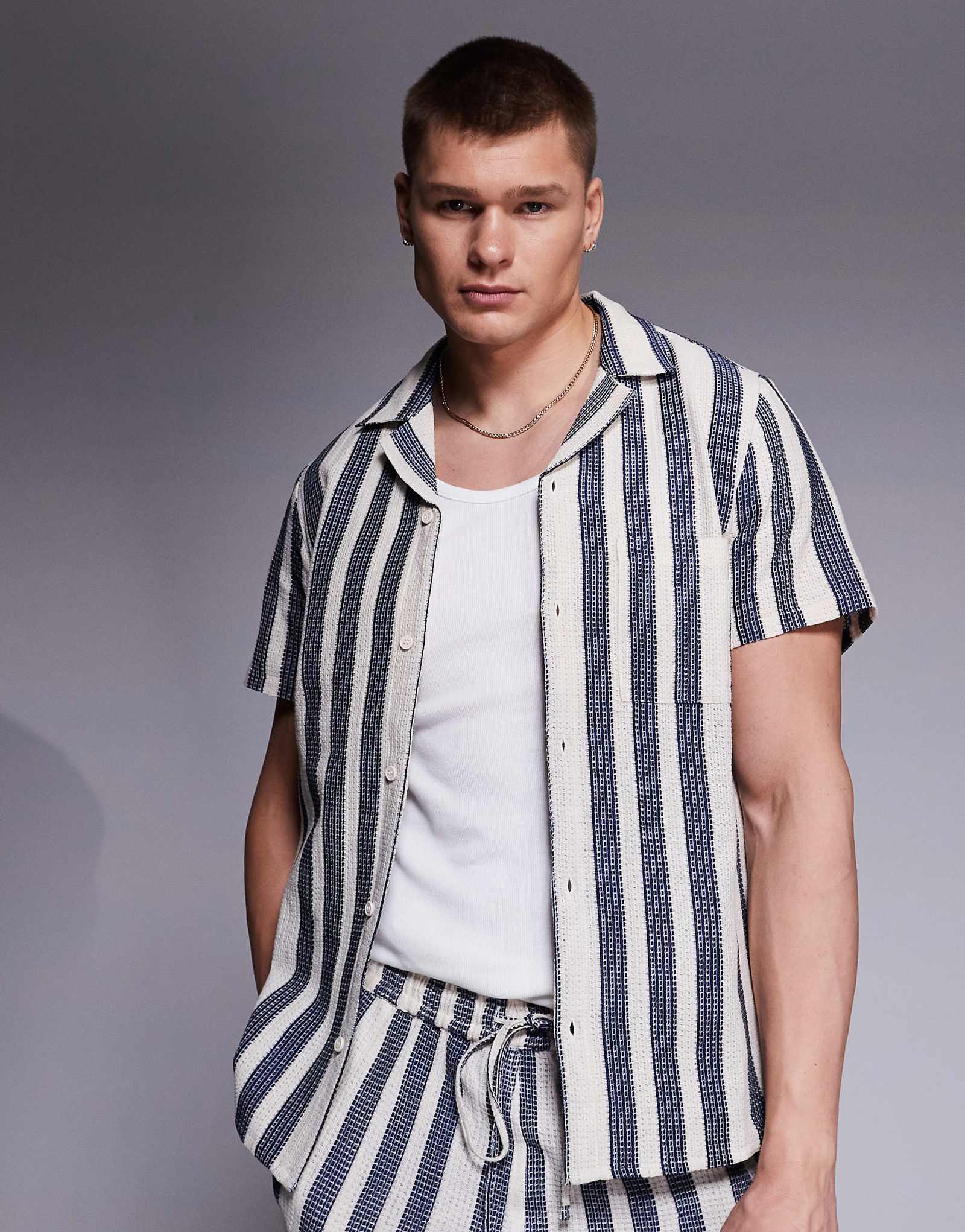 Синяя рубашка в полоску с текстурой South Beach с коротким рукавом - часть комплекта