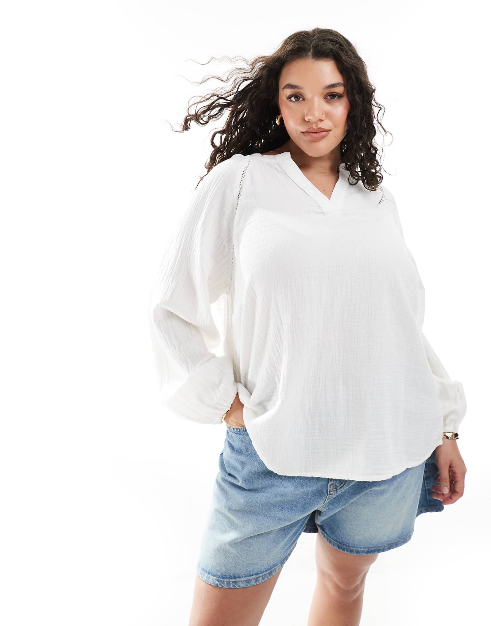 Белая блузка с v-образным вырезом ONLY Curve из марли