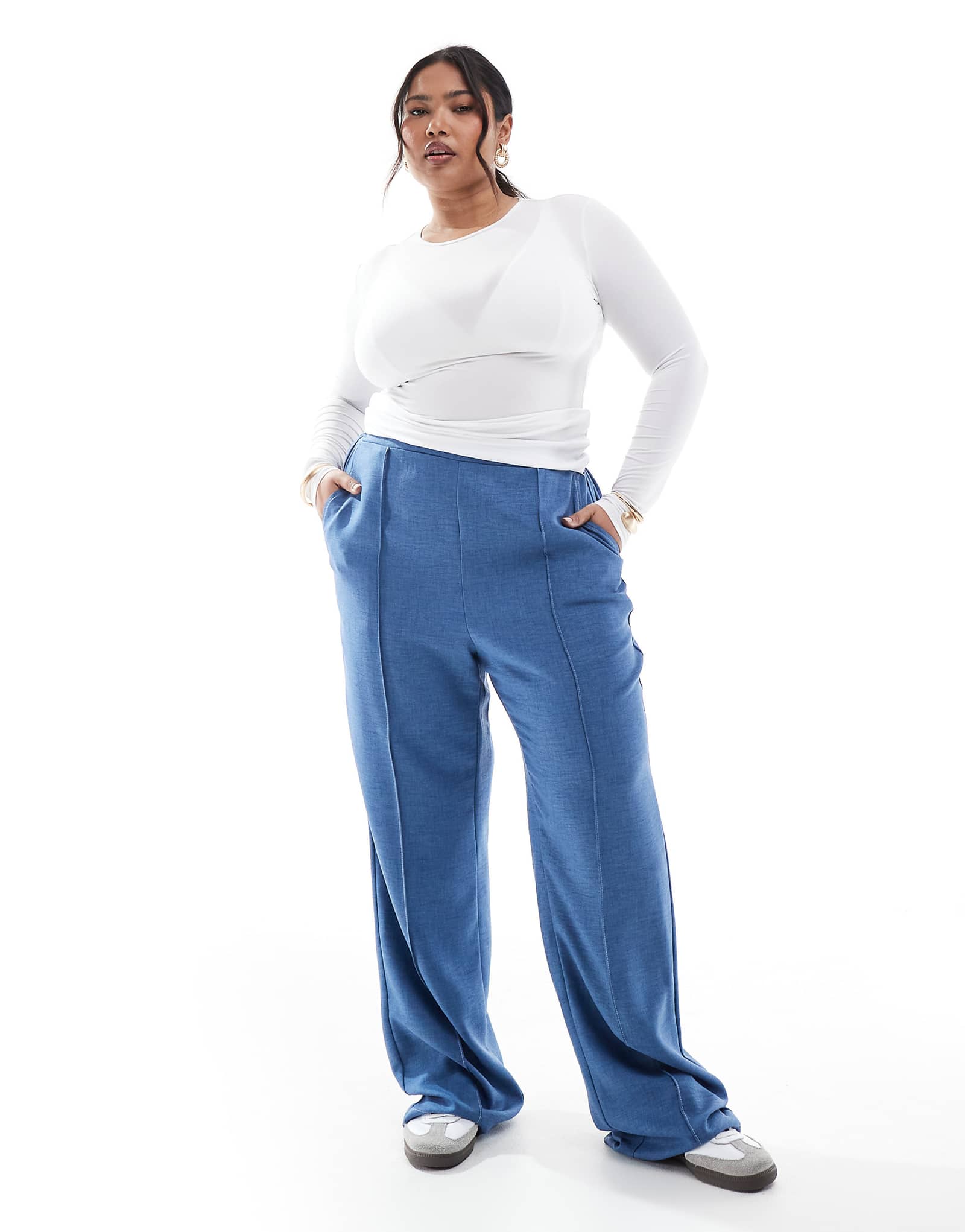 ТОЛЬКО широкие брюки с округлыми штанинами и деталями в виде швов синего цвета 3290₽