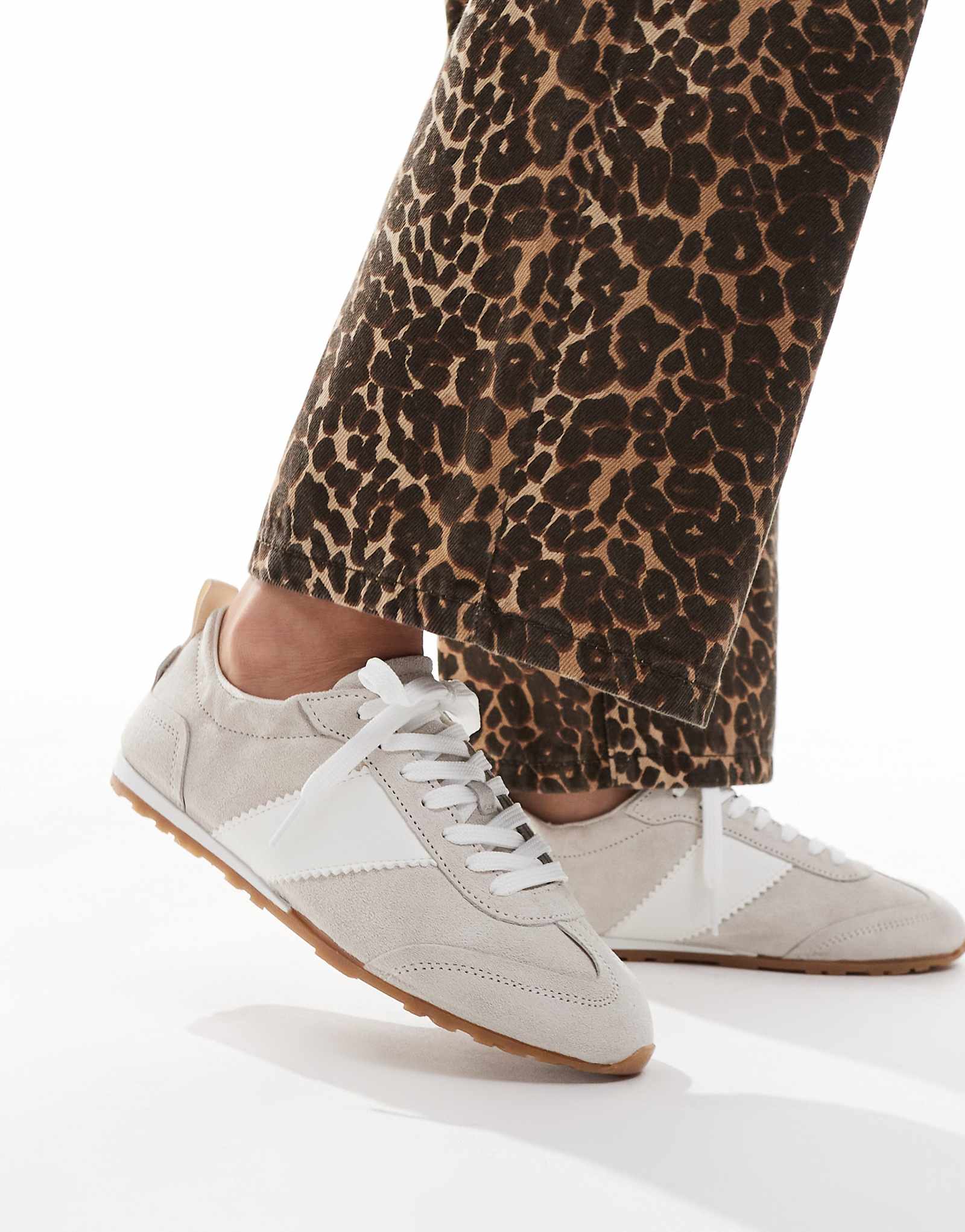 кроссовки schuh Meredith из бежевой замши 20790₽