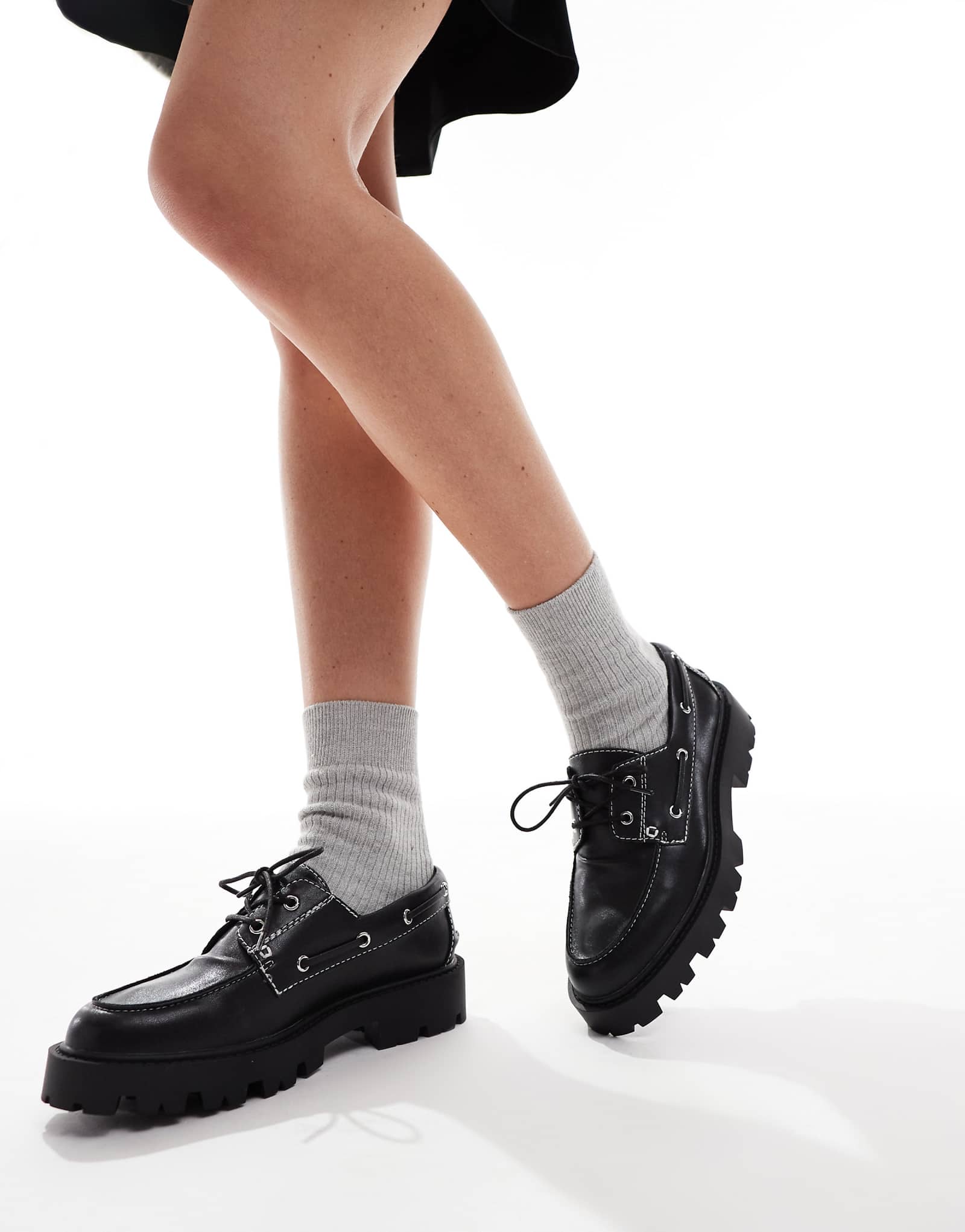 черные туфли-лодочки schuh Leora на массивном каблуке 12890₽