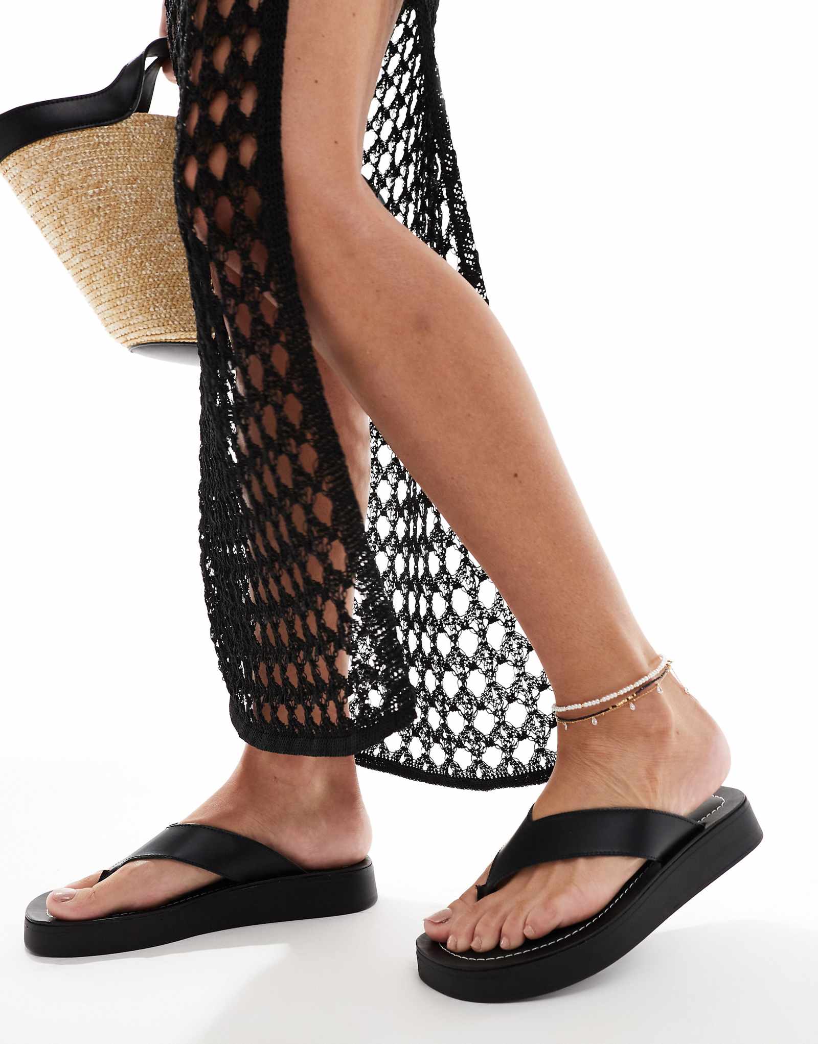 сандалии-шлепанцы schuh Tanisha на плоской подошве из черной кожи 11190₽